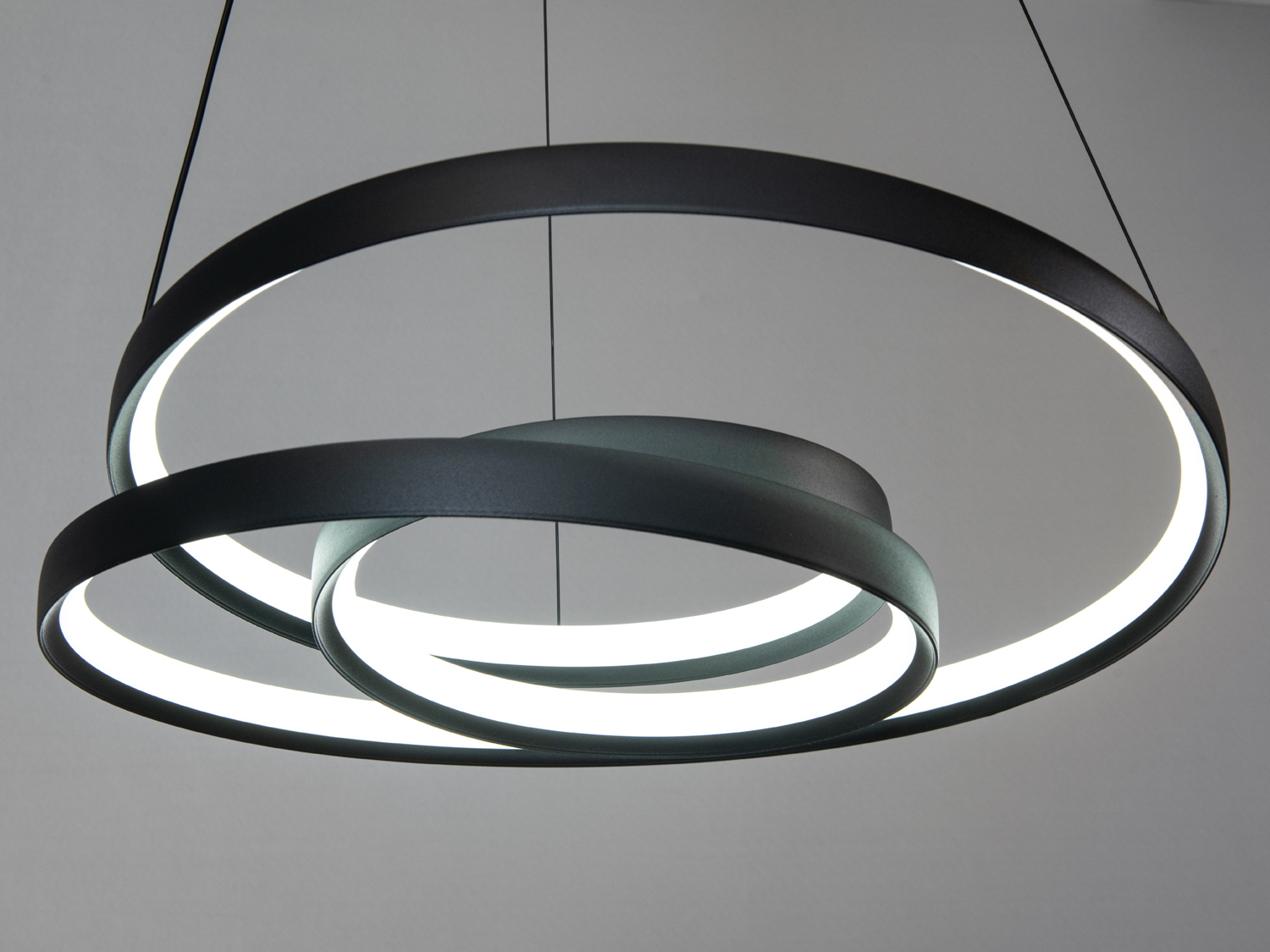 Як стельова люстра може стати центральним елементом в залі, та світить наче денне світло нейтральним кольором світіння.