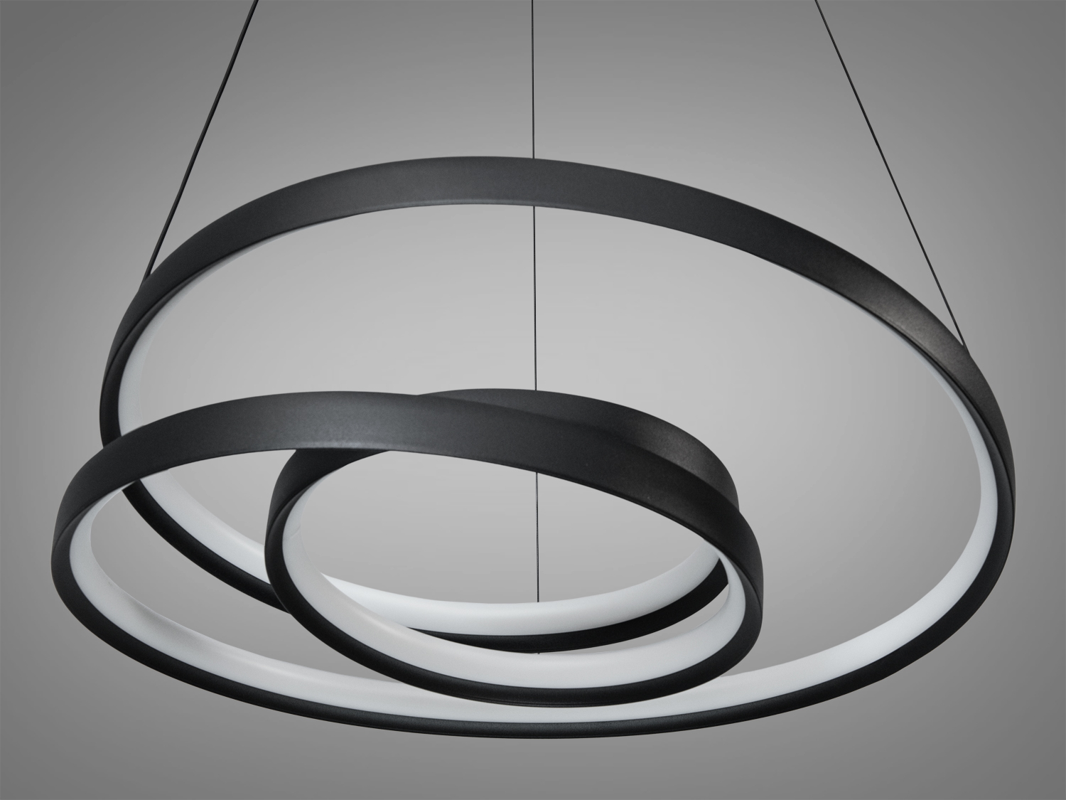 Чорний колір та мінімалістична форма роблять люстру універсальною для більшості сучасних інтерєрів.