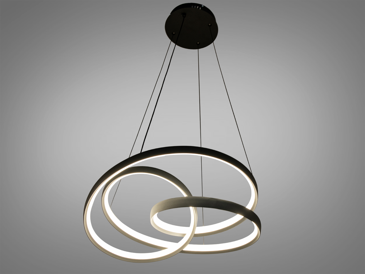 Вид збоку: елегантні перетину кілець підкреслюють динаміку дизайну.