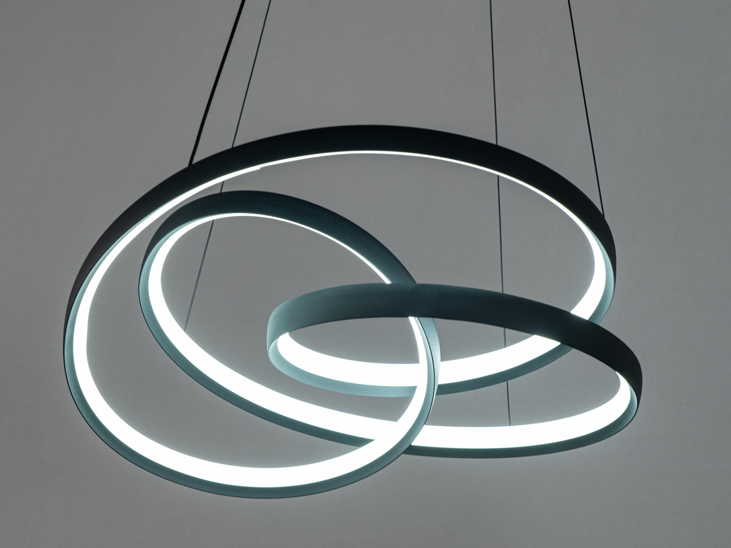 Вигляд знизу: світлодіоди створюють рівномірне мяке освітлення без різких тіней.