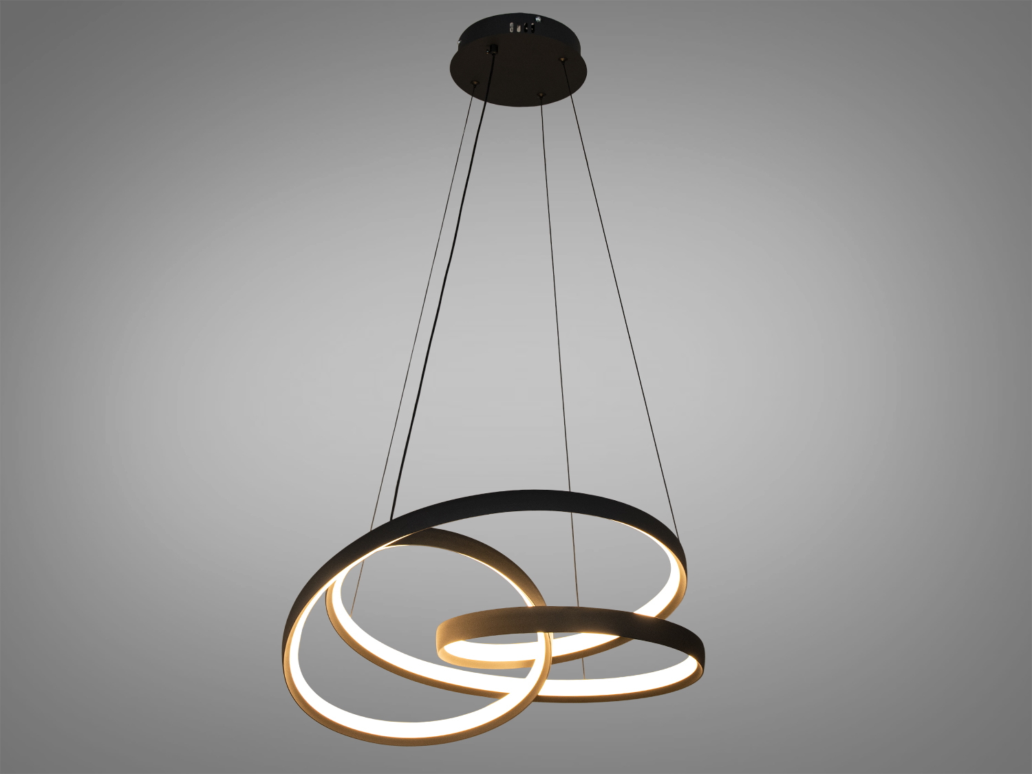 Люстра в робочому режимі: регульована висота та різна орієнтація кілець роблять її ефектним елементом інтерєру.