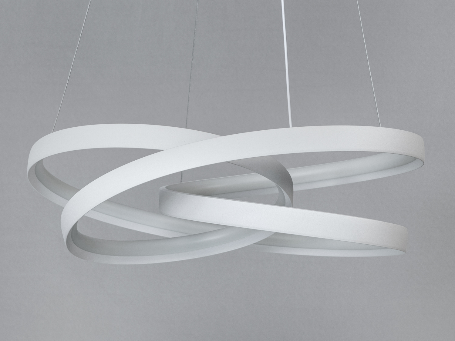 Близький вигляд акцентує увагу на вишуканих кільцях, що створюють відчуття руху та легкості.