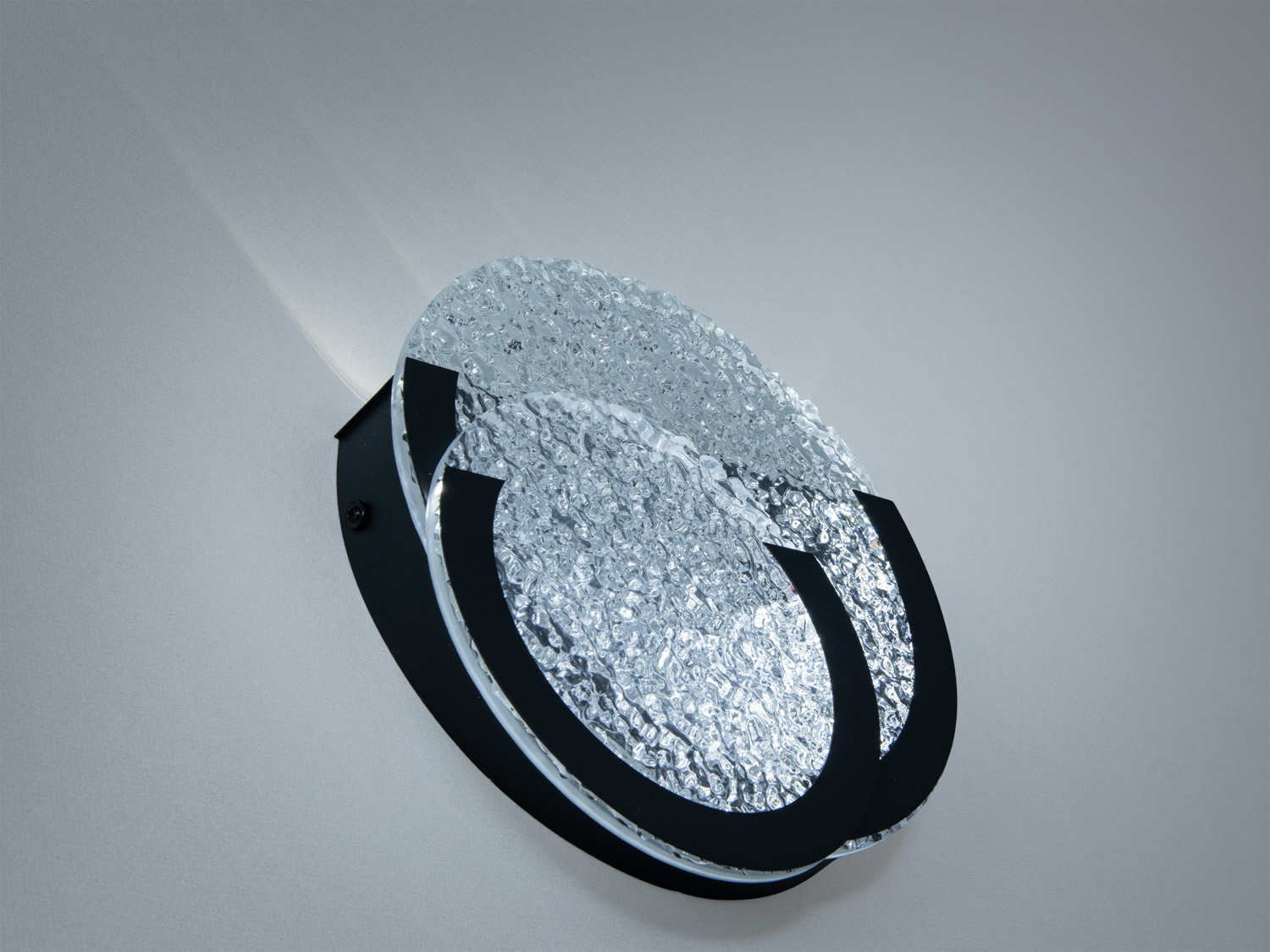 Настінний світильник із круглим скляним абажуром, що забезпечує ефектний світловий малюнок. Чорна металева рама додає стилю.