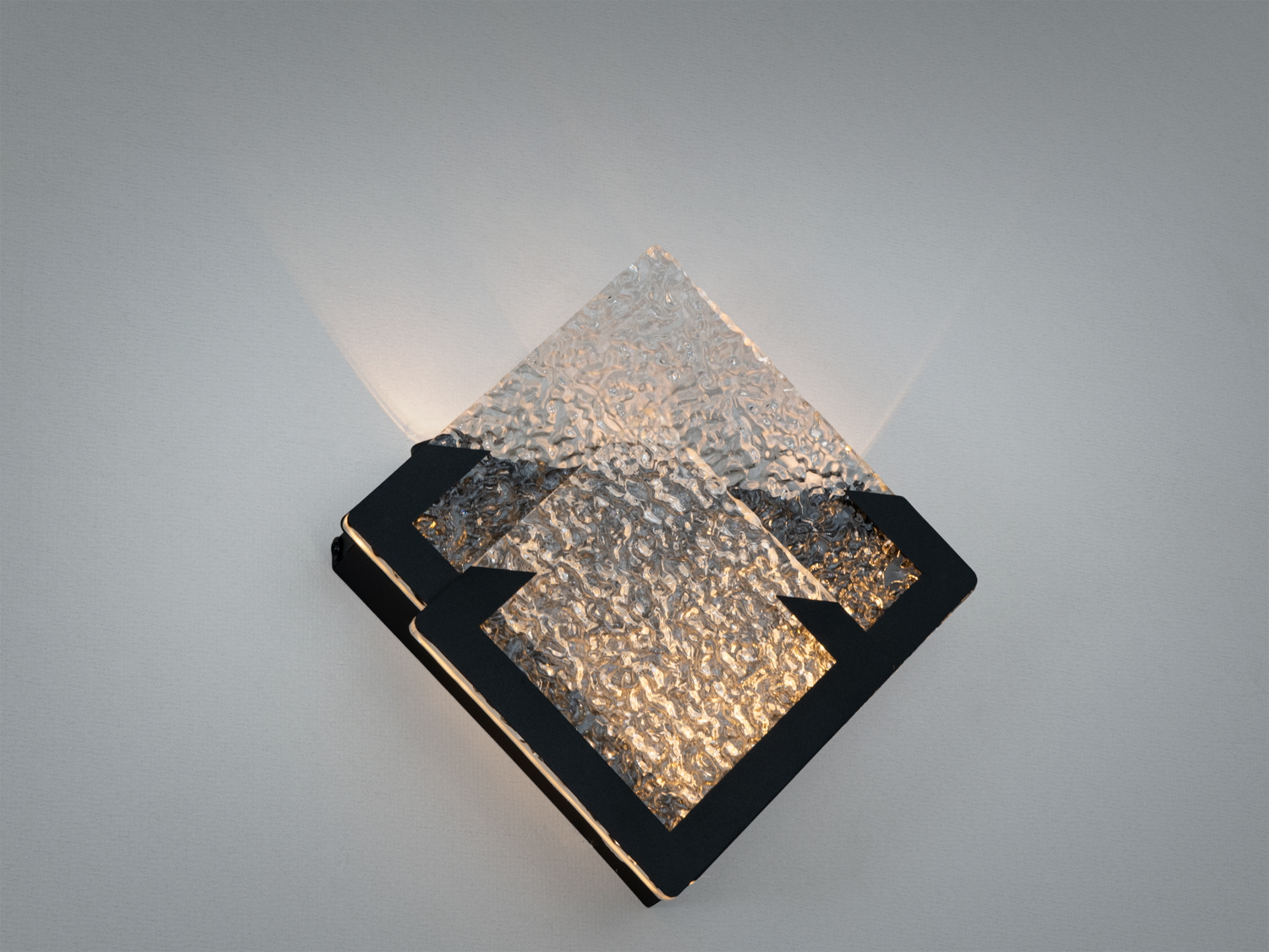 Настінний світильник з рельєфного скла, що створює м’яке тепле світло. Підходить для сучасних інтер’єрів з акцентом на текстуру.