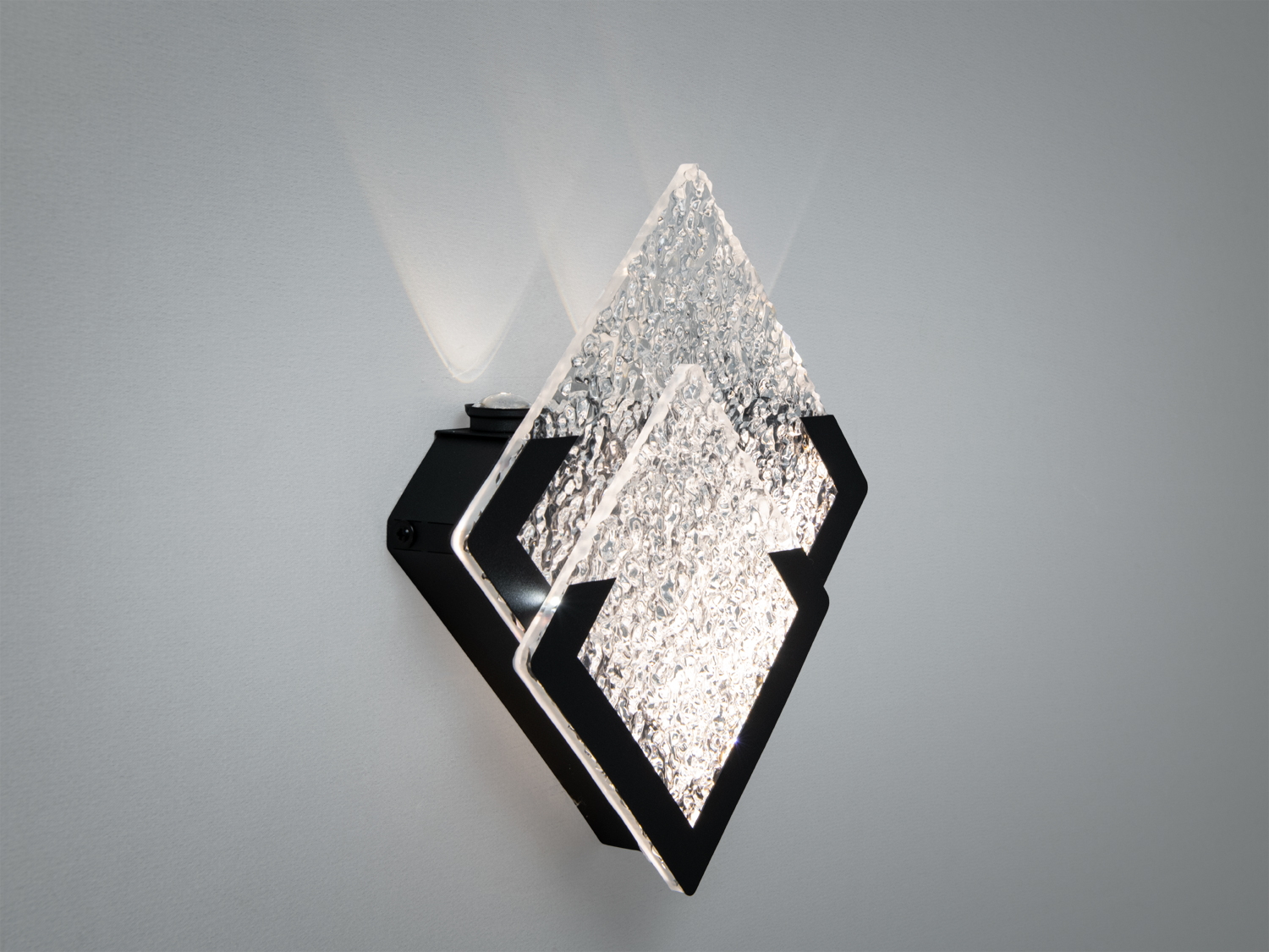 Настінний світильник з прозорого скла, що випромінює холодне світло. Ідеальний для мінімалістичних просторів з акцентом на простоту.