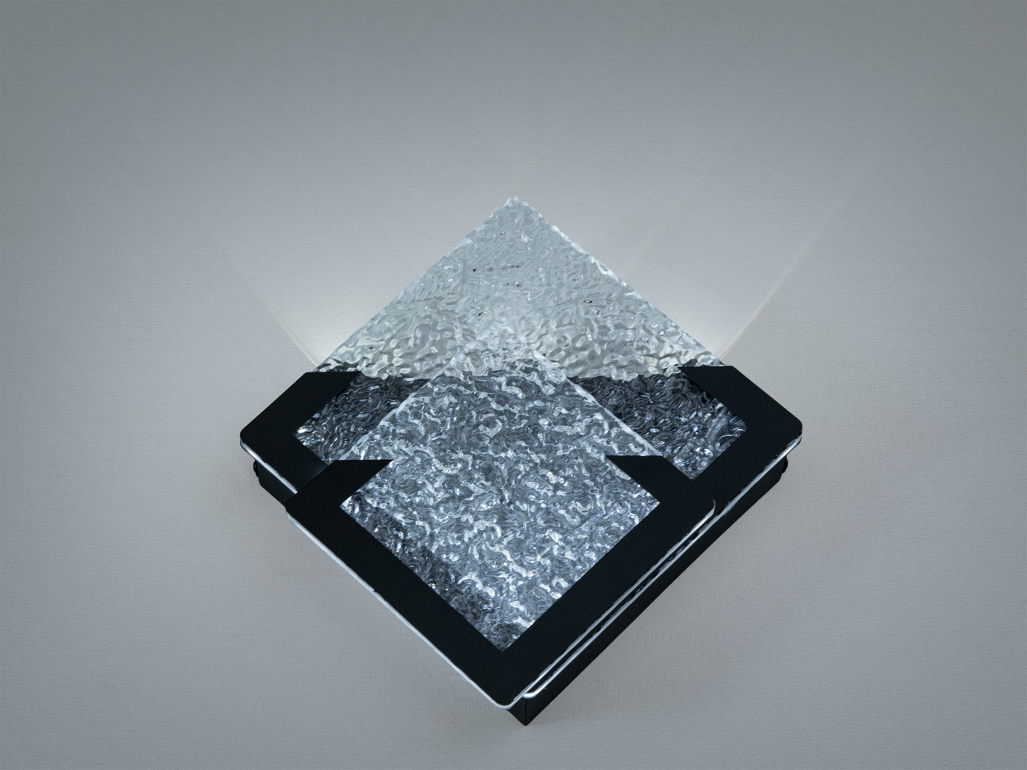 Настінний світильник з матового скла, що розсіює нейтральне світло. Підходить для офісних приміщень з акцентом на функціональність.