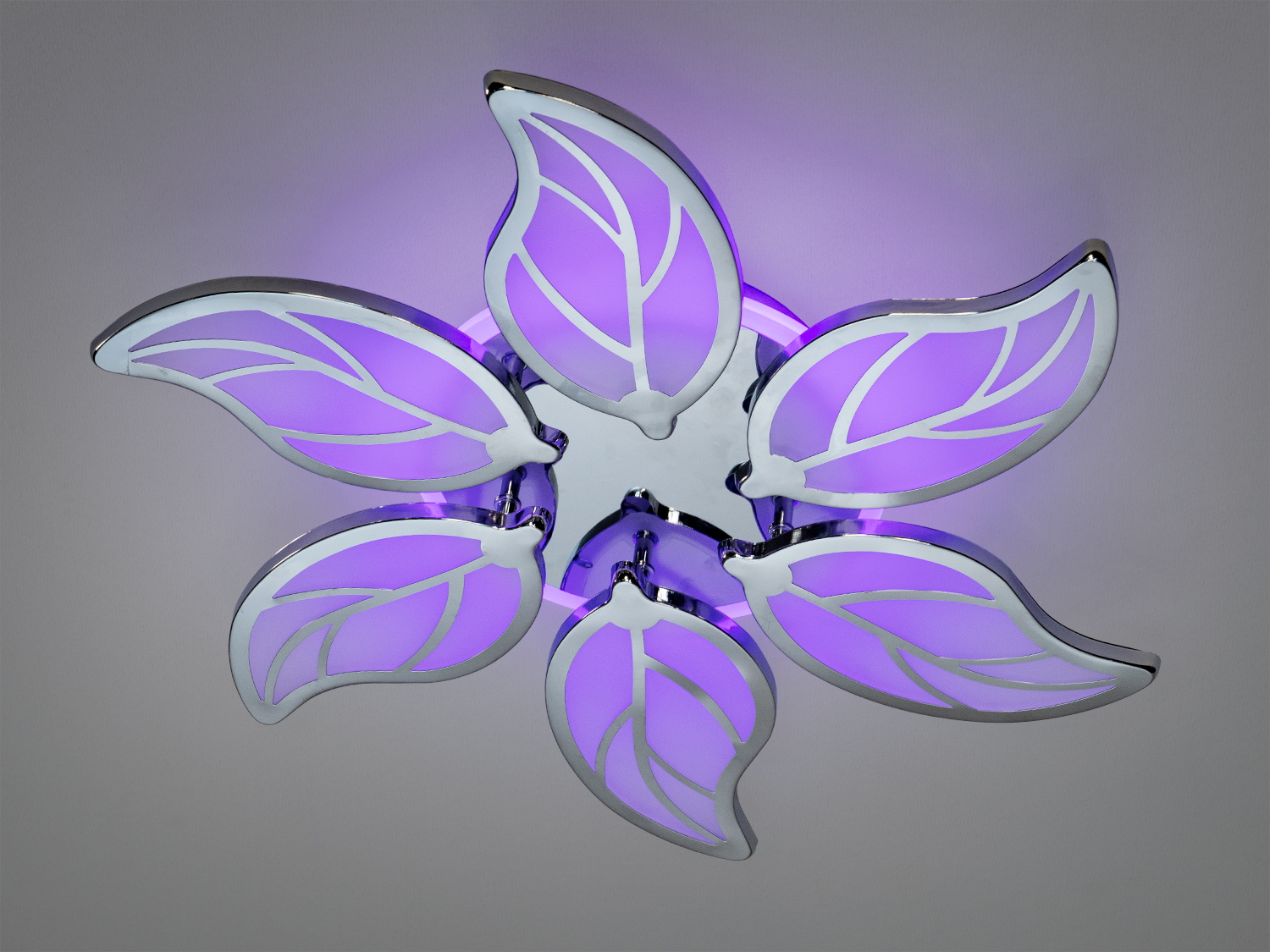 Стельовий світильник у формі квітки з фіолетовим підсвічуванням, що додає акценту в інтер′єр. Виконаний з металу, підходить для сучасних приміщень.