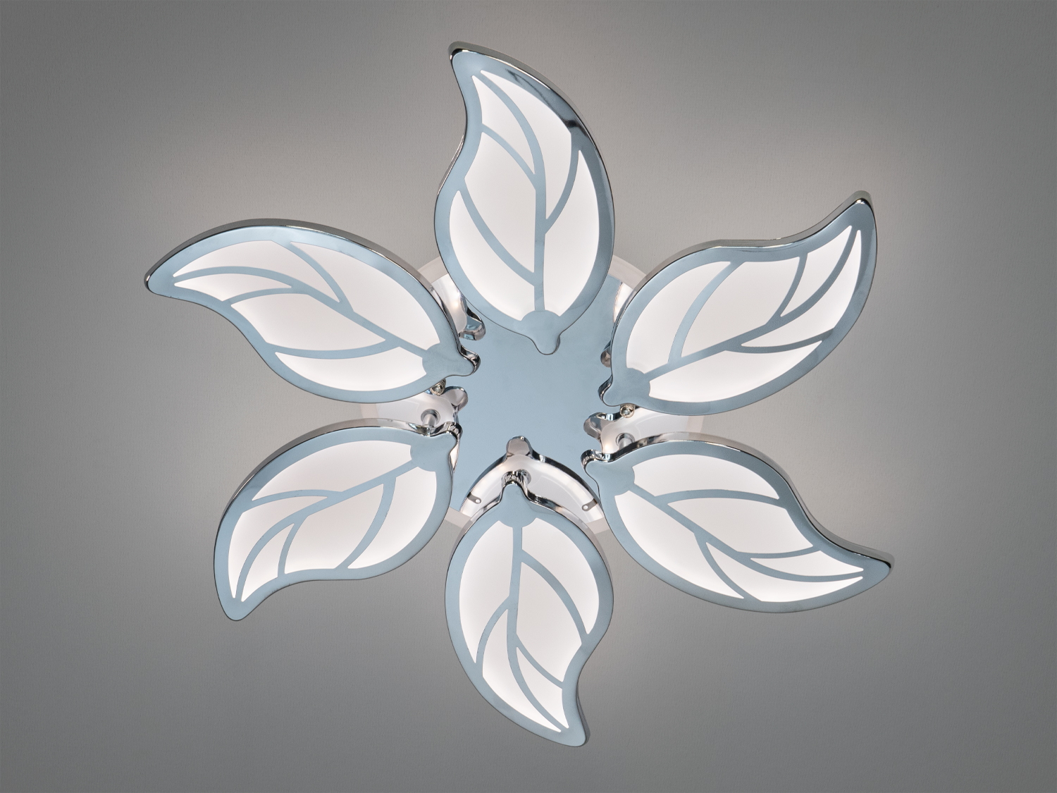 Стельовий світильник у формі квітки з білими акриловими пелюстками, що забезпечує рівномірне освітлення. Ідеальний для мінімалістичних інтер′єрів.