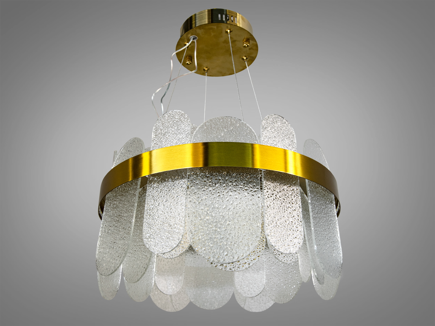 Стильна люстра з прозорими скляними пелюстками та золотистим обідком, підходить для будь-якого сучасного інтер’єру з високими стелями.