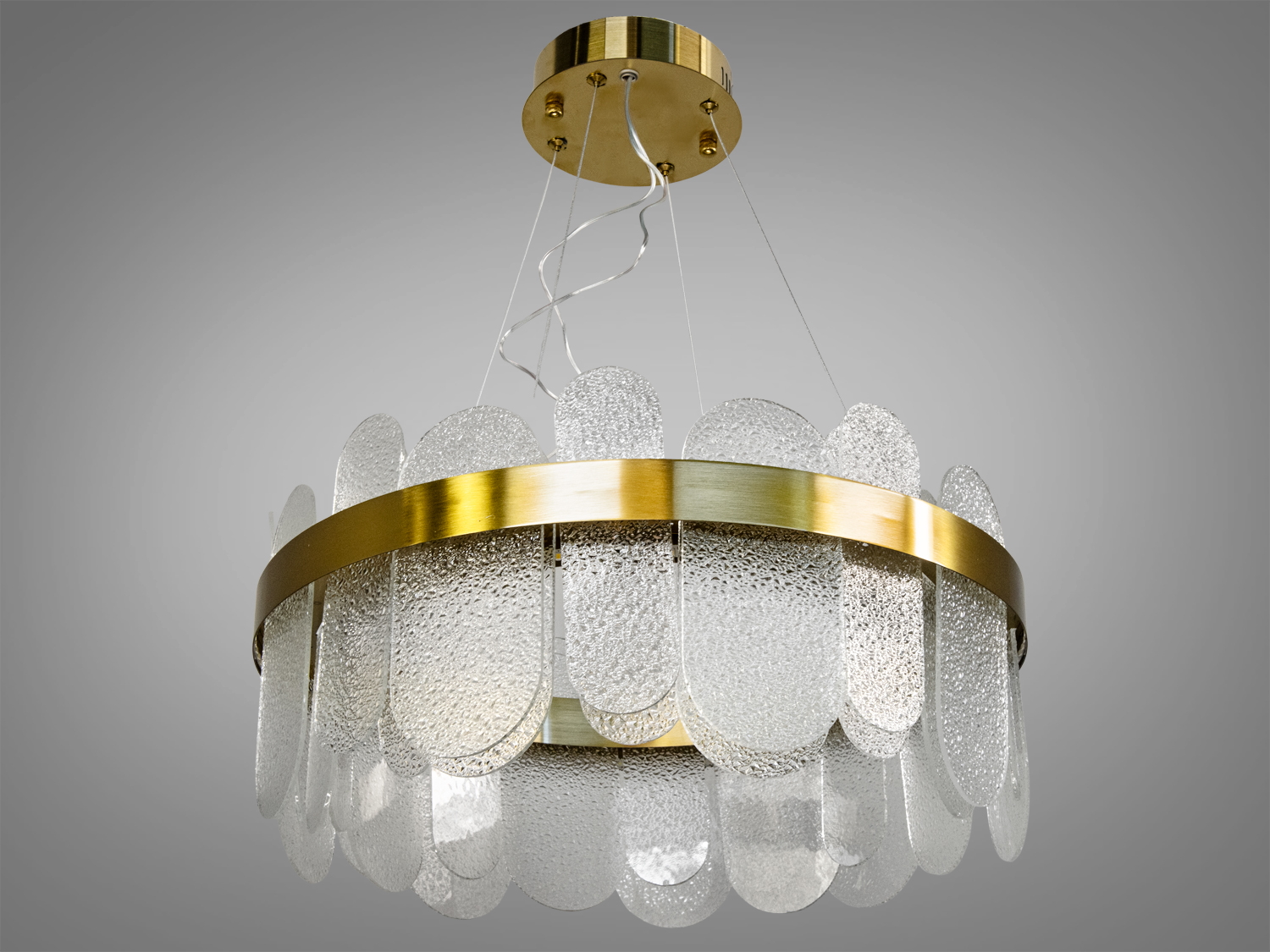 Підвісна люстра з круглими скляними елементами, що нагадують лусочки. Металевий обідок золотистого кольору додає елегантності.