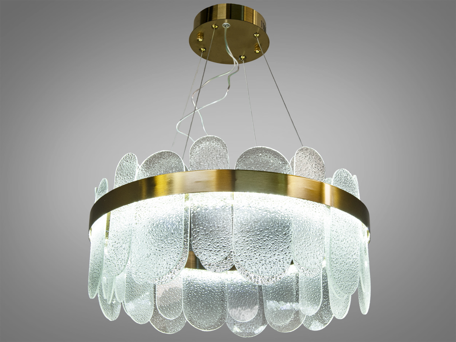 Кругла люстра з текстурованими скляними елементами, що забезпечують розсіяне освітлення. Золотий обідок додає розкішного вигляду.