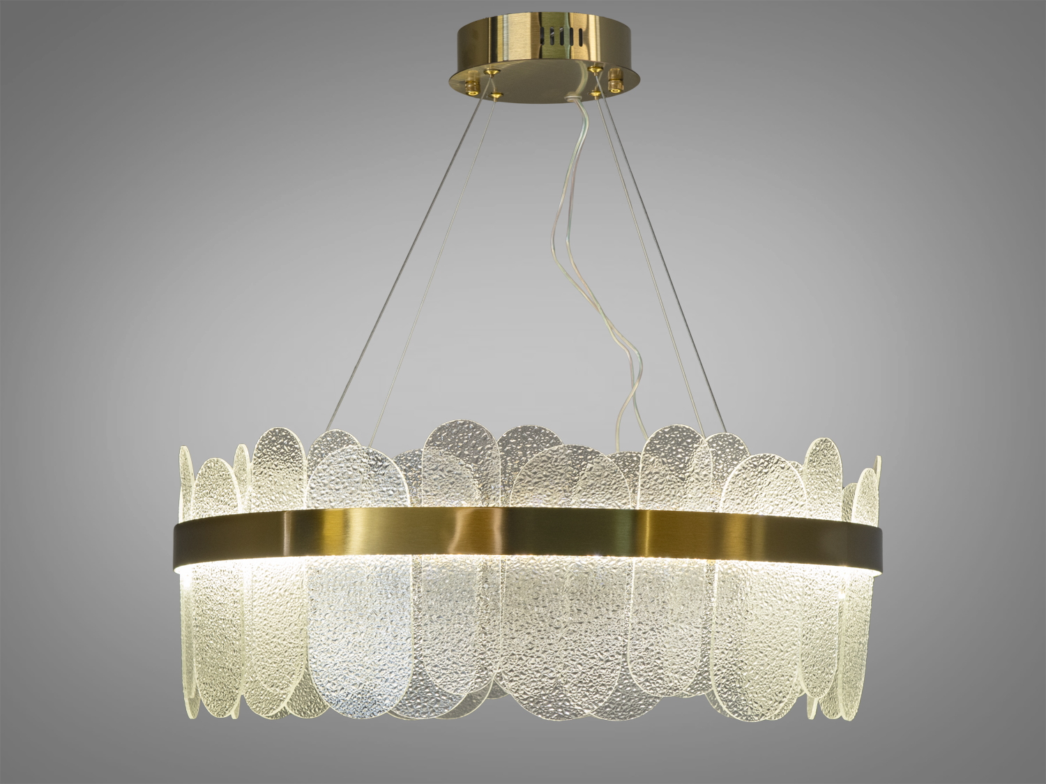 Підвісний світильник з прозорими скляними панелями, що створюють текстурований ефект. Ідеально підходить для вітальні або їдальні.