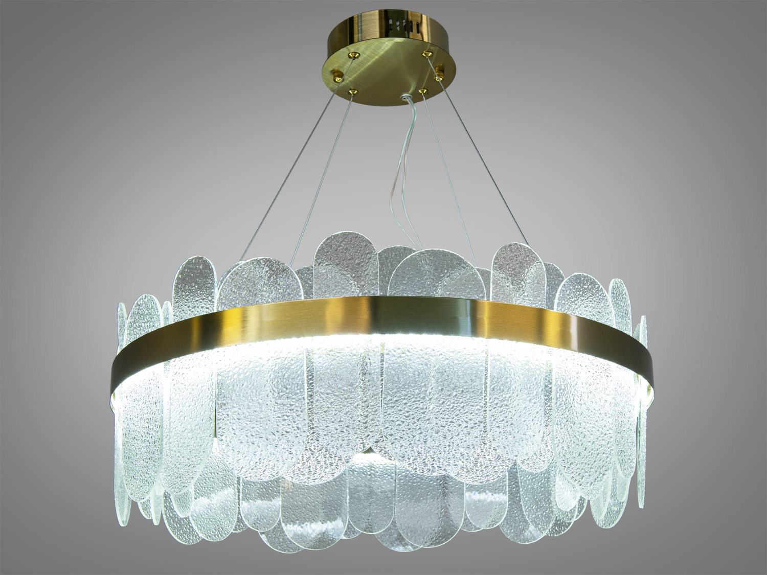 Круглий підвісний світильник з металевою основою та скляними елементами, що відбивають світло. Підходить для сучасних інтер’єрів.