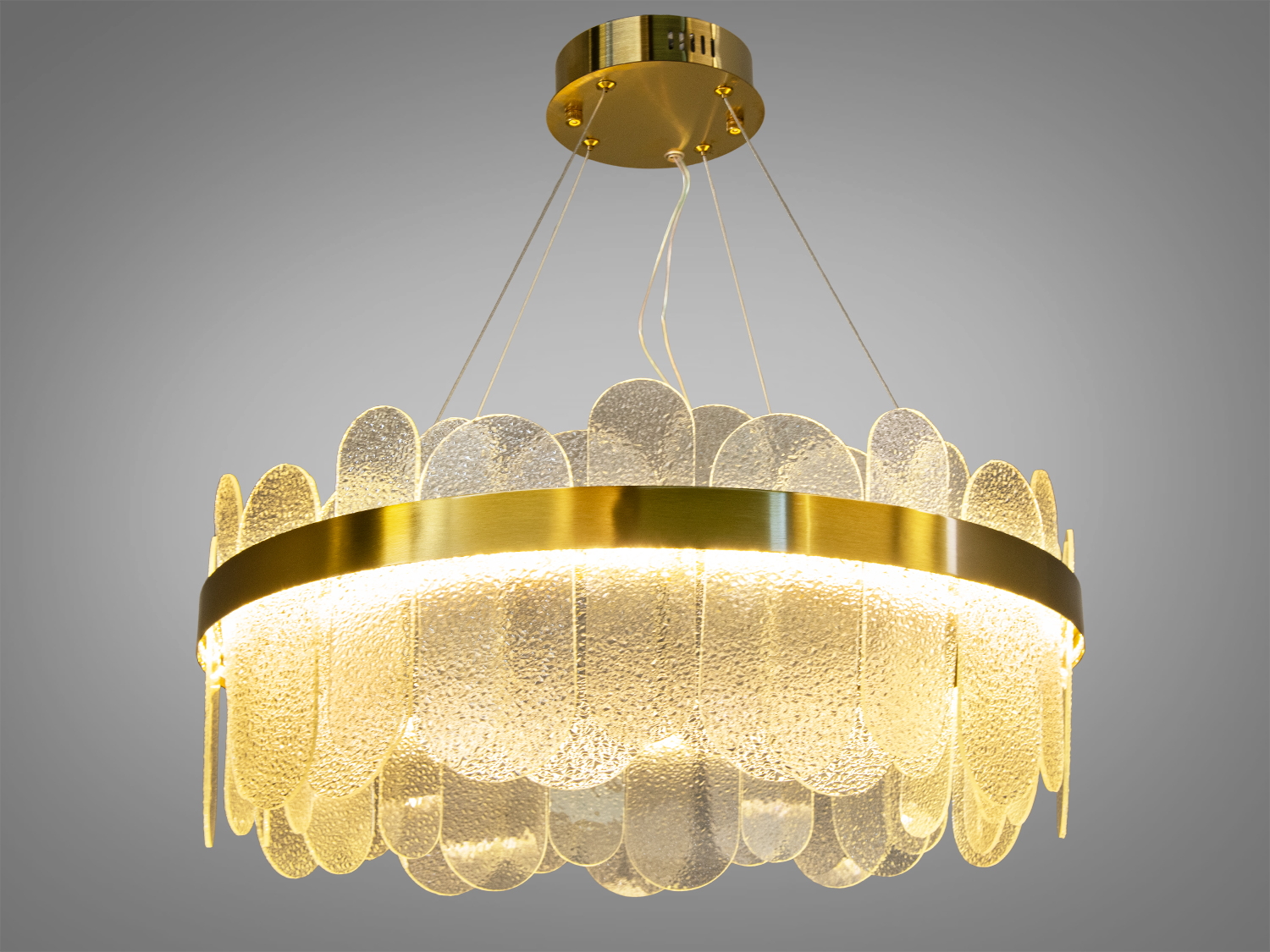 Підвісний світильник з латунною обробкою та скляними панелями, що розсіюють тепле світло. Ідеальний для затишних просторів.