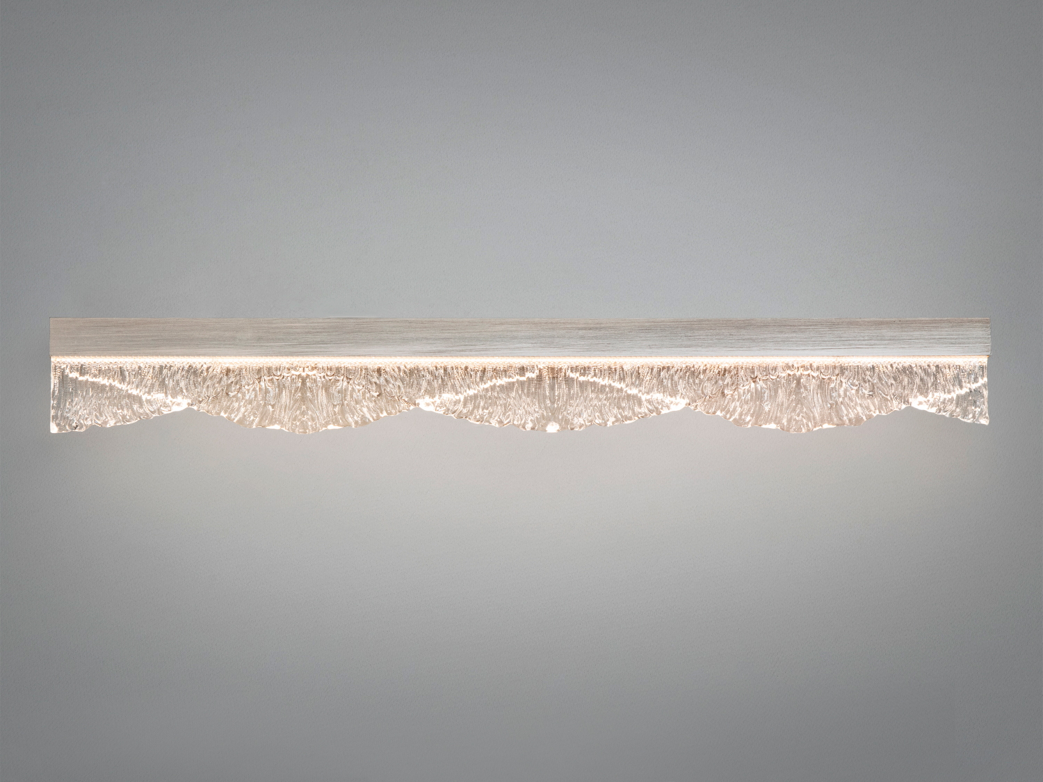 Декоративний світильник з прозорим скляним абажуром, що нагадує морські хвилі, підходить для настінного монтажу в сучасних інтер’єрах.