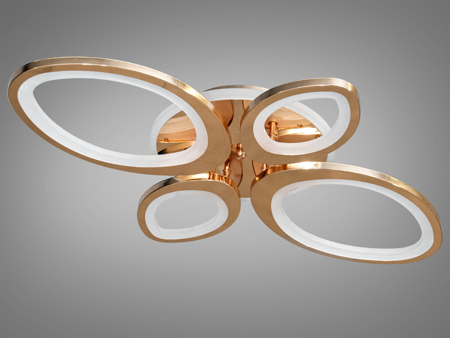 Стельова LED люстра в дитячу з диммером, з пультом, з LED підсвічуванням підходить на площу приміщення приблизно 12кв.м.
Світлодіодна люстра має кілька режимів: холодний 6000К, нейтральний 4100К, теплий 3200К, кольорове підсвічування, суміщений режим &ndash; будь-яке основне світло плюс будь-який колір світлодіодного підсвічування. Регулювання яскравості люстри від 5 до 100% відбувається за допомогою пульта дистанційного керування, що входить до комплекту.
Кожне золотаве кільце випромінює тепле світло, що розливається навколо і створює атмосферу затишку та релаксації. Люстра є справжнім артефактом у світі освітлювальних приладів, що поєднує у собі неповторність форми та функціональність. Вона вносить в інтер'єр особливу магію світла, перетворюючи будь-яке приміщення на місце, де кожен куточок наповнений історією та характером.
Переваги акрилових розсіювачів знаходять своє відображення у міцності, довговічності та легкості конструкції люстри. Вона відрізняється низьким енергоспоживанням, що робить її економічно вигідною, а також малою висотою від стелі, ідеальною для просторів з обмеженою висотою стелі.
Люстра світить яскраво, але не сліпить за рахунок матеріалу &ndash; акрилу, до того ж цей матеріал дуже міцний &ndash; його важко зашкодити. Застосовується для зали, вітальні, кухні, спальні, їдальні, дитячої, тому що відсутні елементи, що б'ються.
Універсальне кріплення на монтажну планку підходить для стель будь-якого типу.