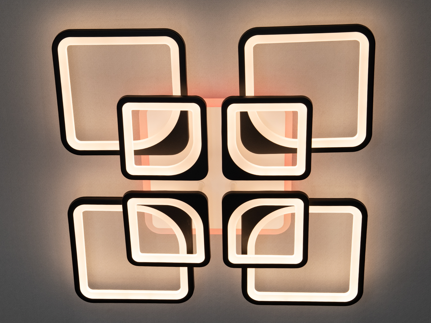 Світильник з теплим жовтим світлом, квадратний дизайн, підходить для вітальні, створює затишну атмосферу.