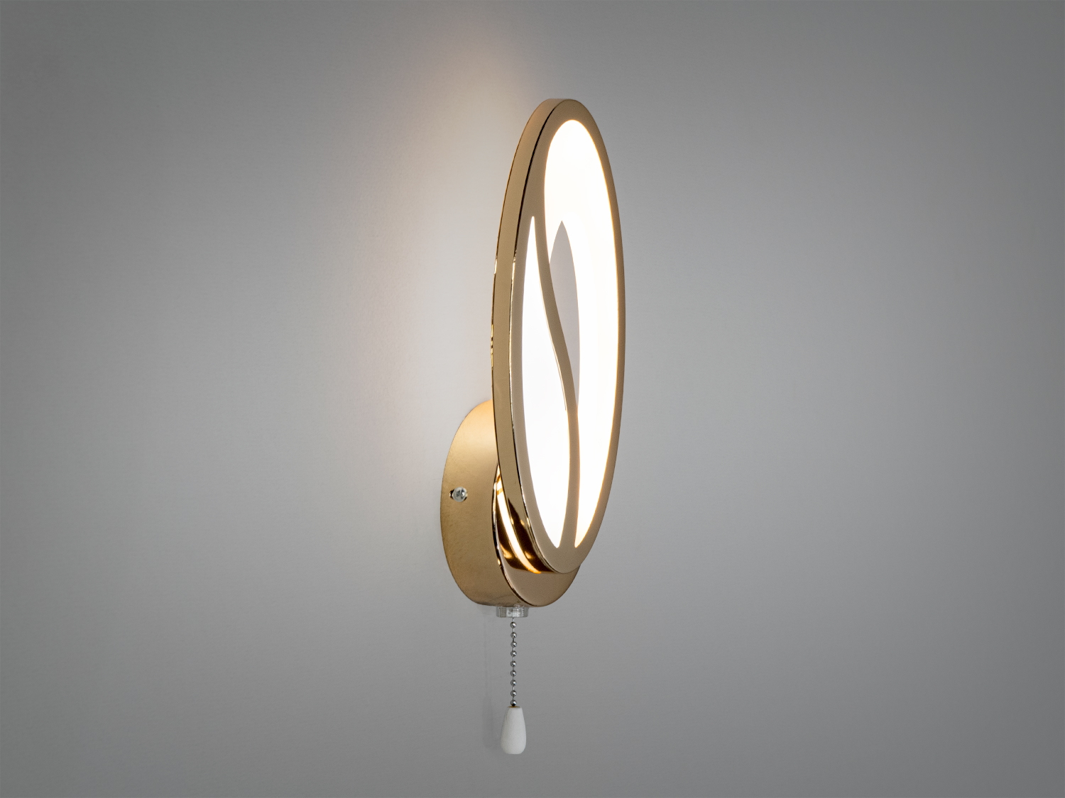 Овальний настінний світильник з металевим корпусом, що має матове покриття. Оснащений ланцюжком для зручного ввімкнення.