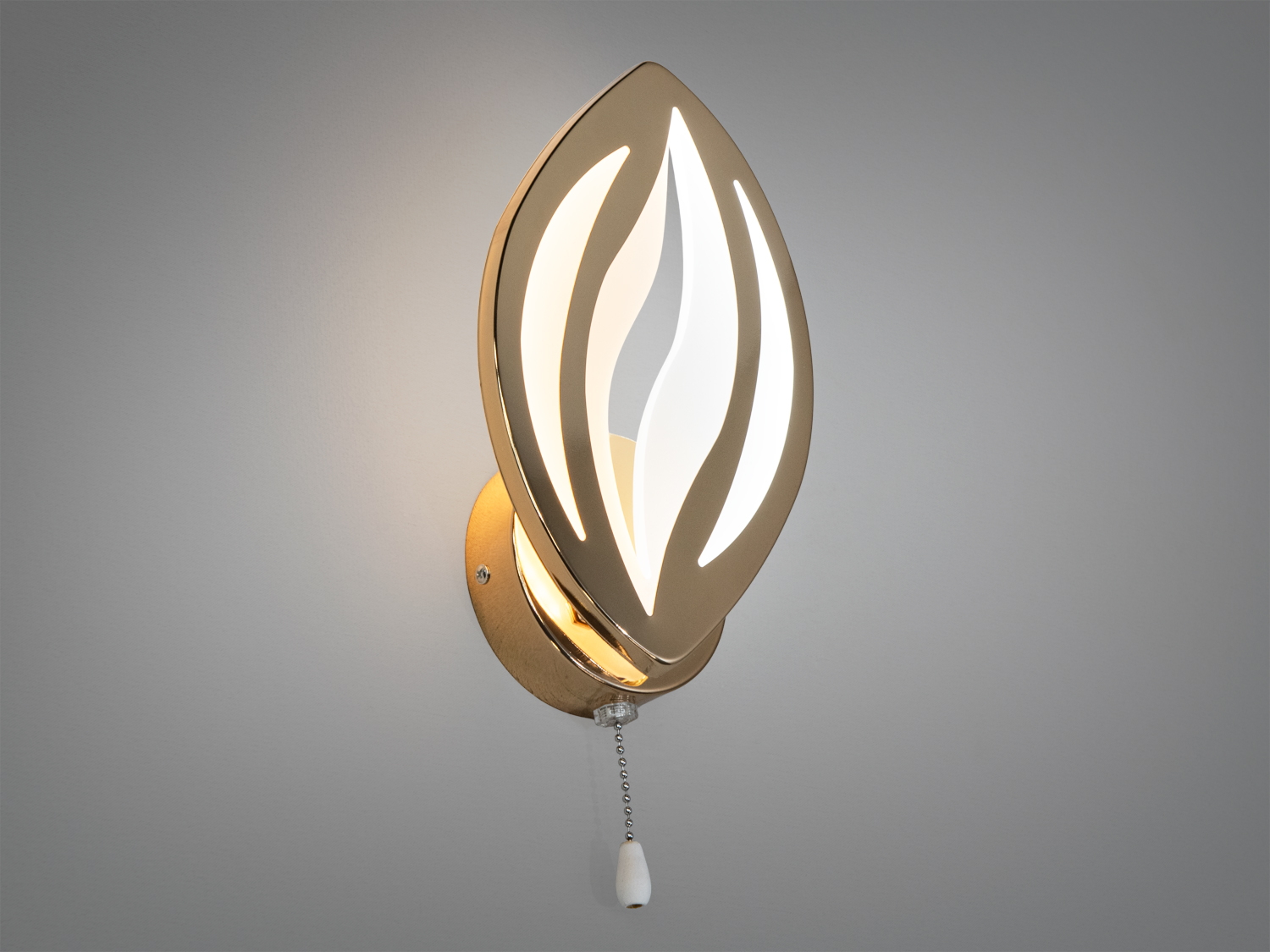 Декоративний настінний світильник із золотистим покриттям, має форму листка. Вмикається за допомогою ланцюжка, ідеальний для вітальні.