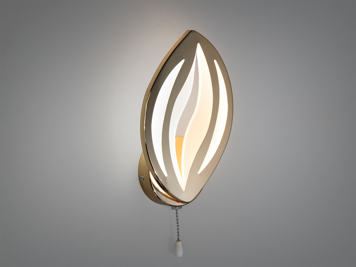 Настінний світильник із витонченим дизайном у формі листка, зручний вимикач на ланцюжку. Підходить для спальні або коридору.