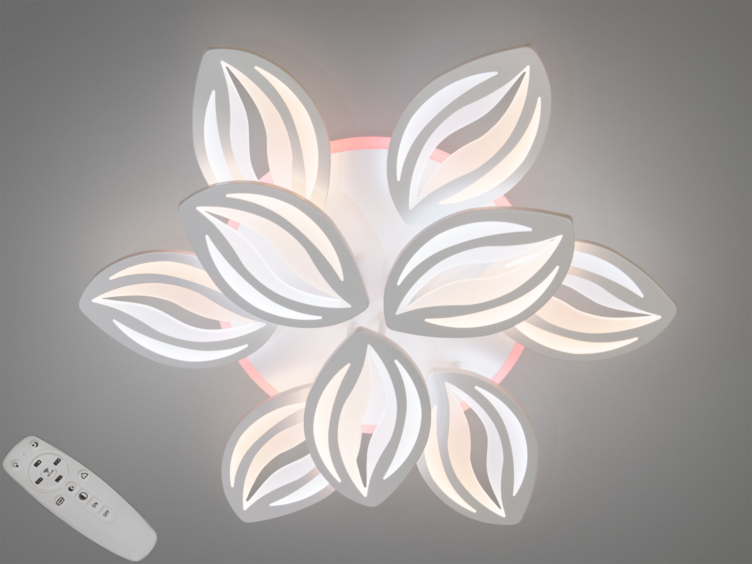 Світильник з пультом керування, що має форму квітки. Біле світло з відтінком рожевого додає затишку в кімнату.