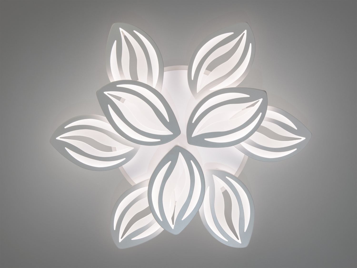 Стельовий світильник у формі квітки з білими пелюстками, забезпечує яскраве освітлення. Підходить для просторих приміщень.