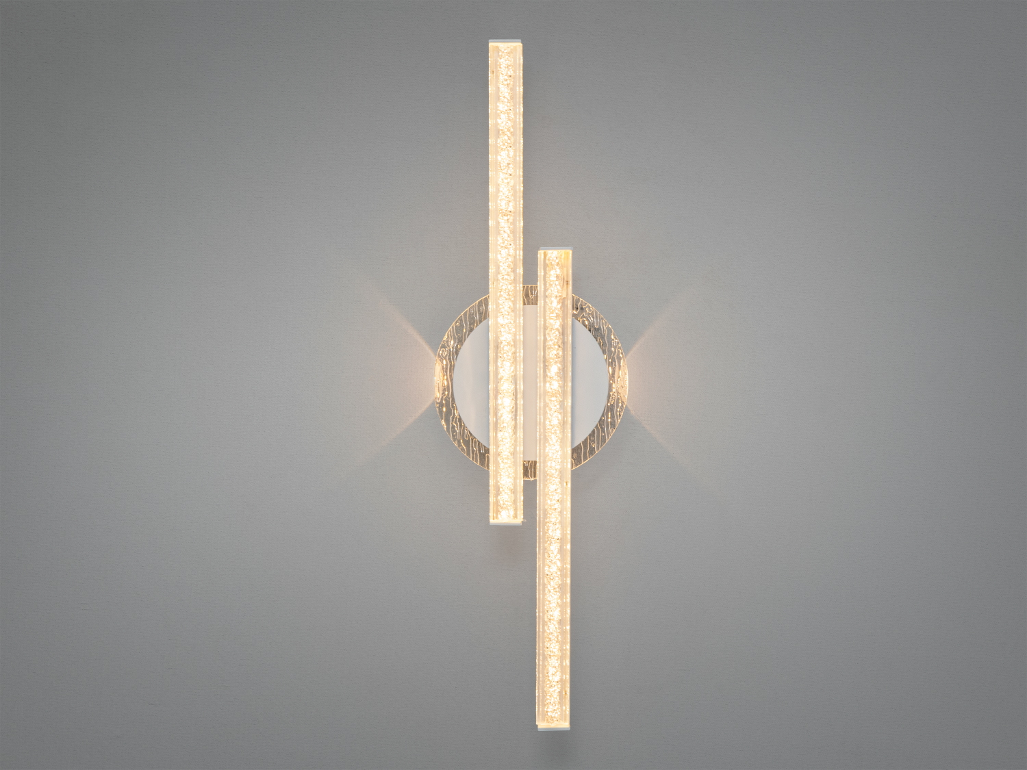 Настінний світильник з двома вертикальними LED-смугами, встановленими на круглій основі. Призначений для сучасних інтер’єрів.
