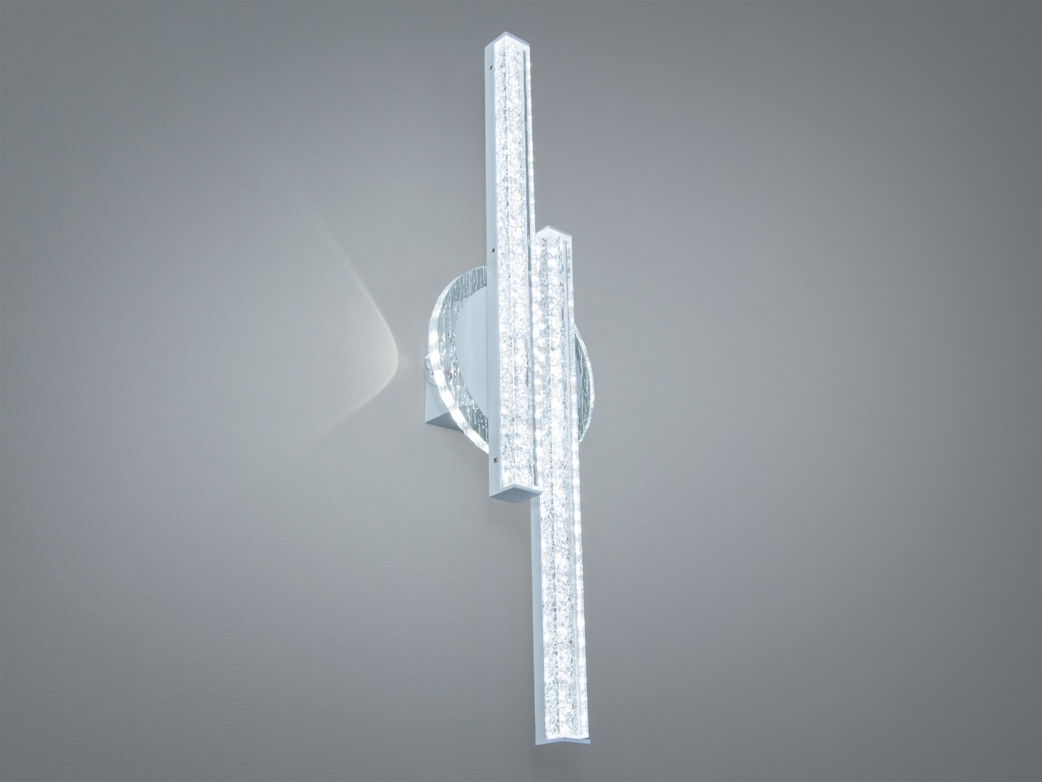 Світильник з двома вертикальними LED-смугами, що виступають з круглої основи. Підходить для стінового монтажу.