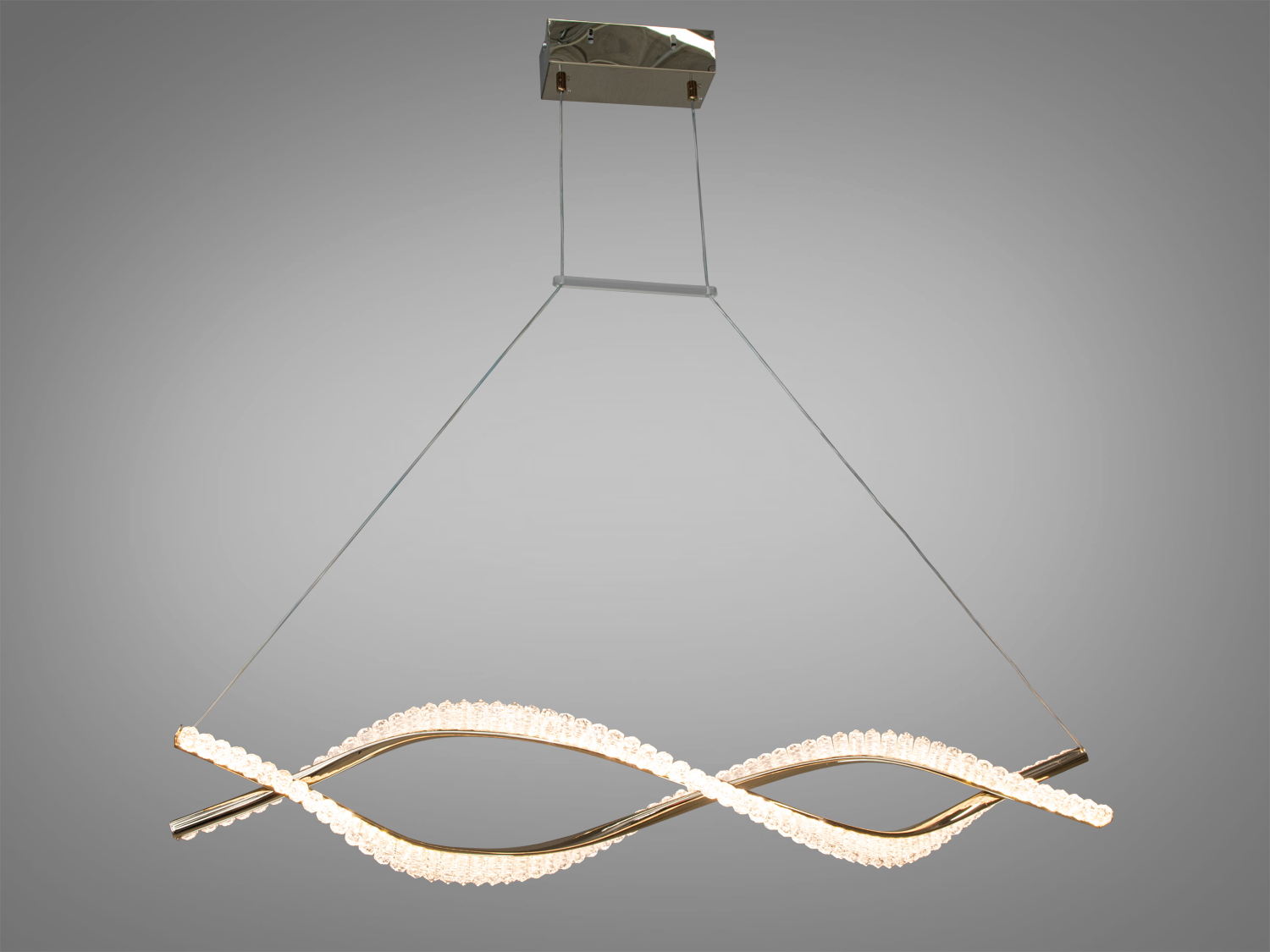 На першому фото люстра демонструє витончений силует та витончені плавні лінії, що ідеально підходять для просторих приміщень.