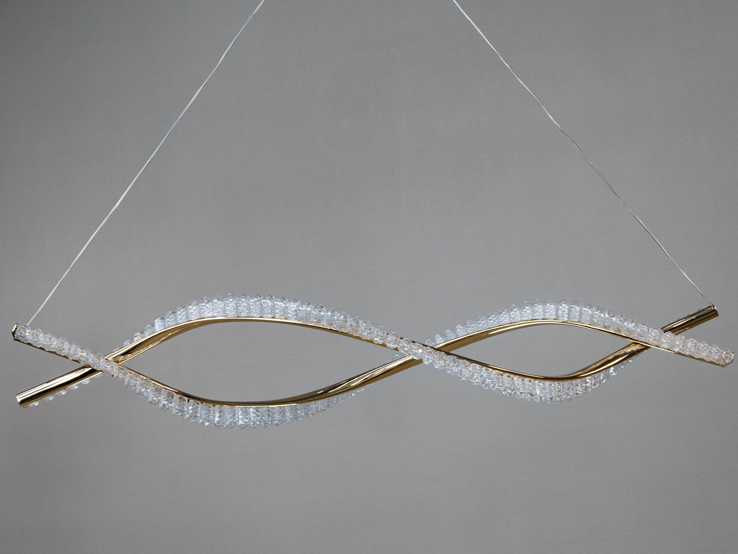 Друге фото акцентує увагу на переплетенні хвилеподібних ліній, що підкреслює поєднання металу та акрилу.