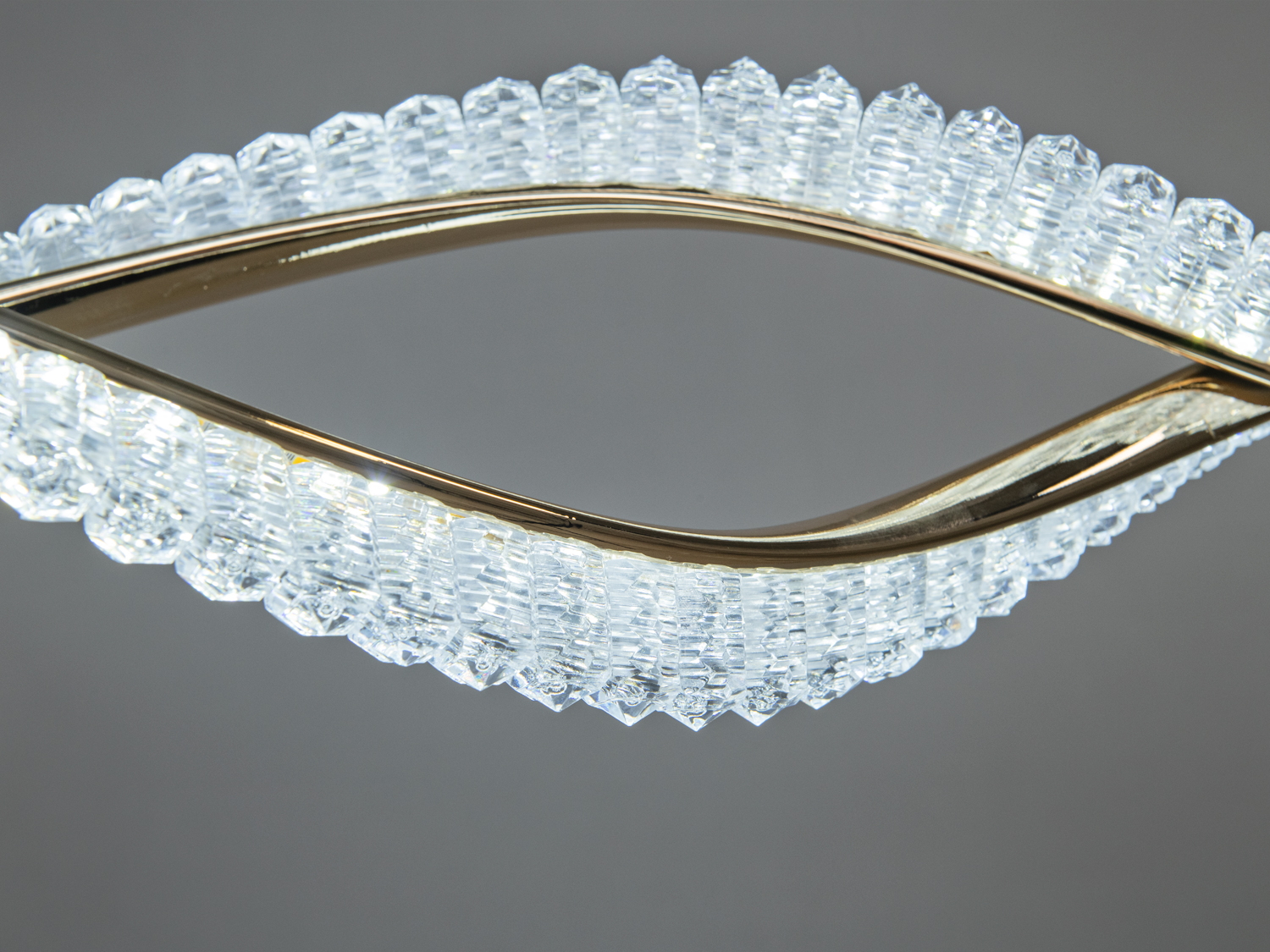 Подовжена LED люстра на кухню-студію, колір золото, 55W