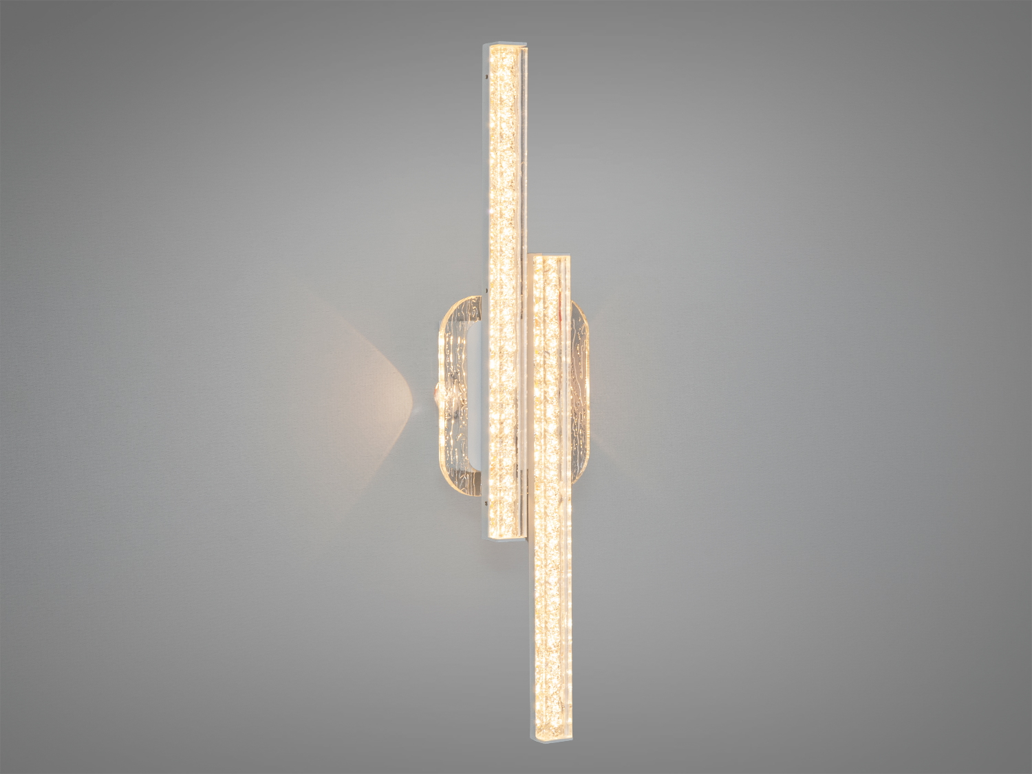 Настінний світильник з вертикальними світлодіодними елементами, які створюють м′яке розсіяне світло, ідеально підходить для сучасного інтер′єру.
