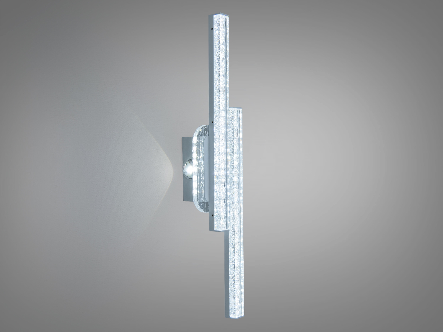 Сучасний настінний світильник з прозорими LED елементами, що створюють ефект кришталевої чистоти, підходить для ванних кімнат.