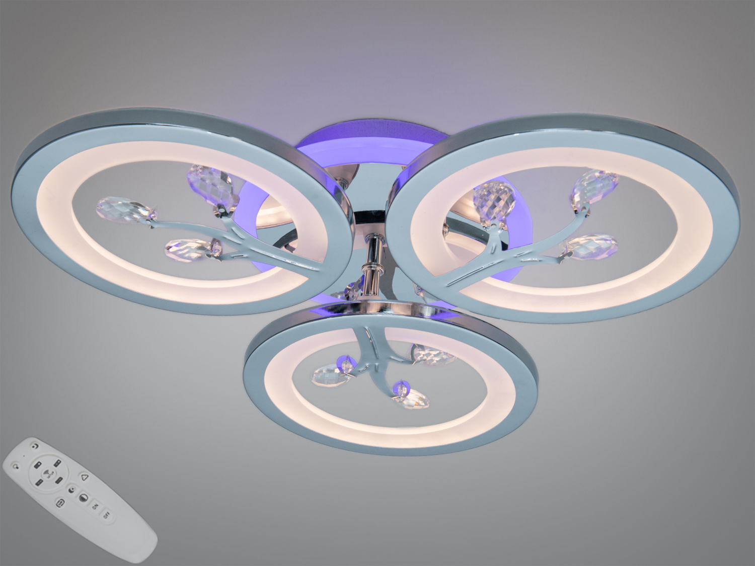 Світильник з чотирма круглими LED-елементами, прикрашеними кристалами, має дистанційне керування для зручності використання.