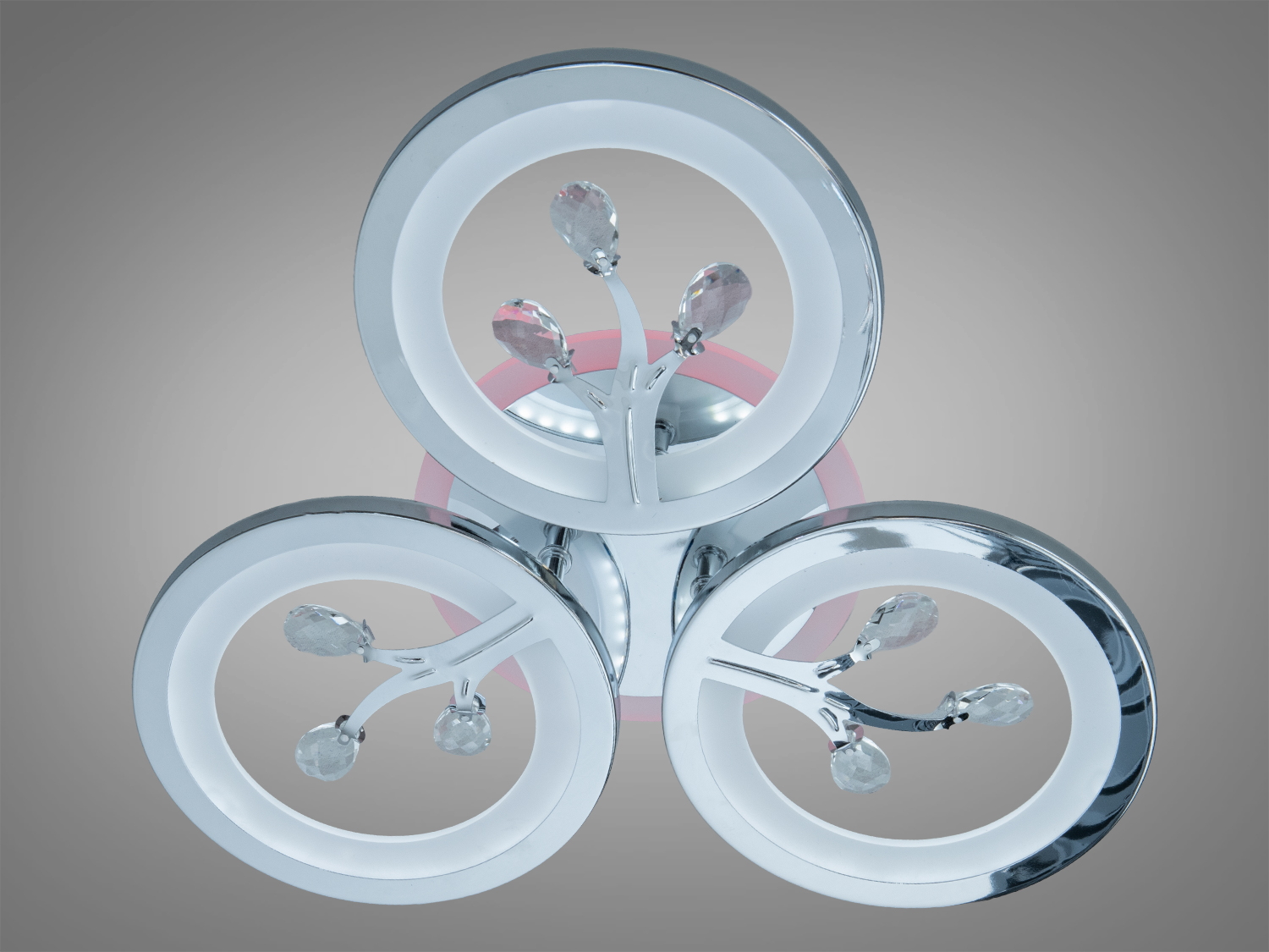 Стельовий світильник з трьома LED-кільцями, прикрашеними кристалами, підходить для монтажу в сучасних інтер’єрах.