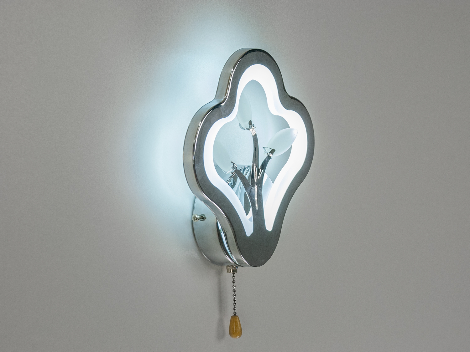 Світильник настінний з хромованим покриттям, має декоративну форму та світлодіодне освітлення, підходить для сучасних інтер′єрів.