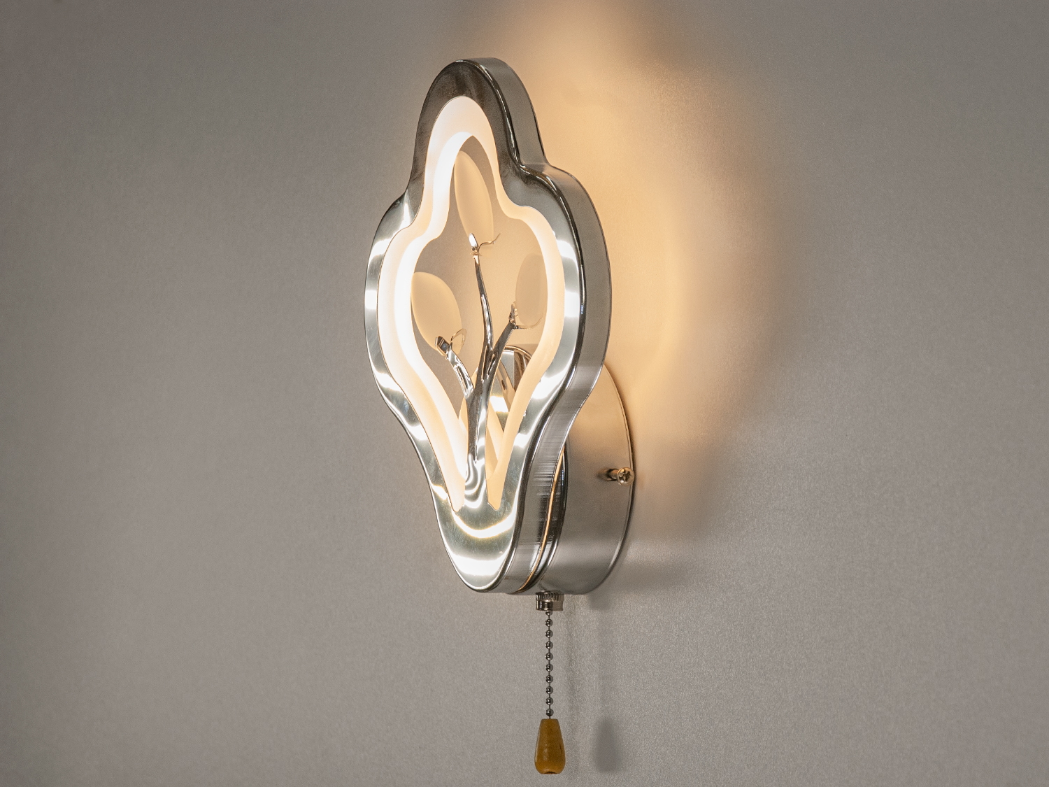 Декоративний світильник з металу та скла, з теплим світлом, підходить для створення затишної атмосфери в будь-якому приміщенні.