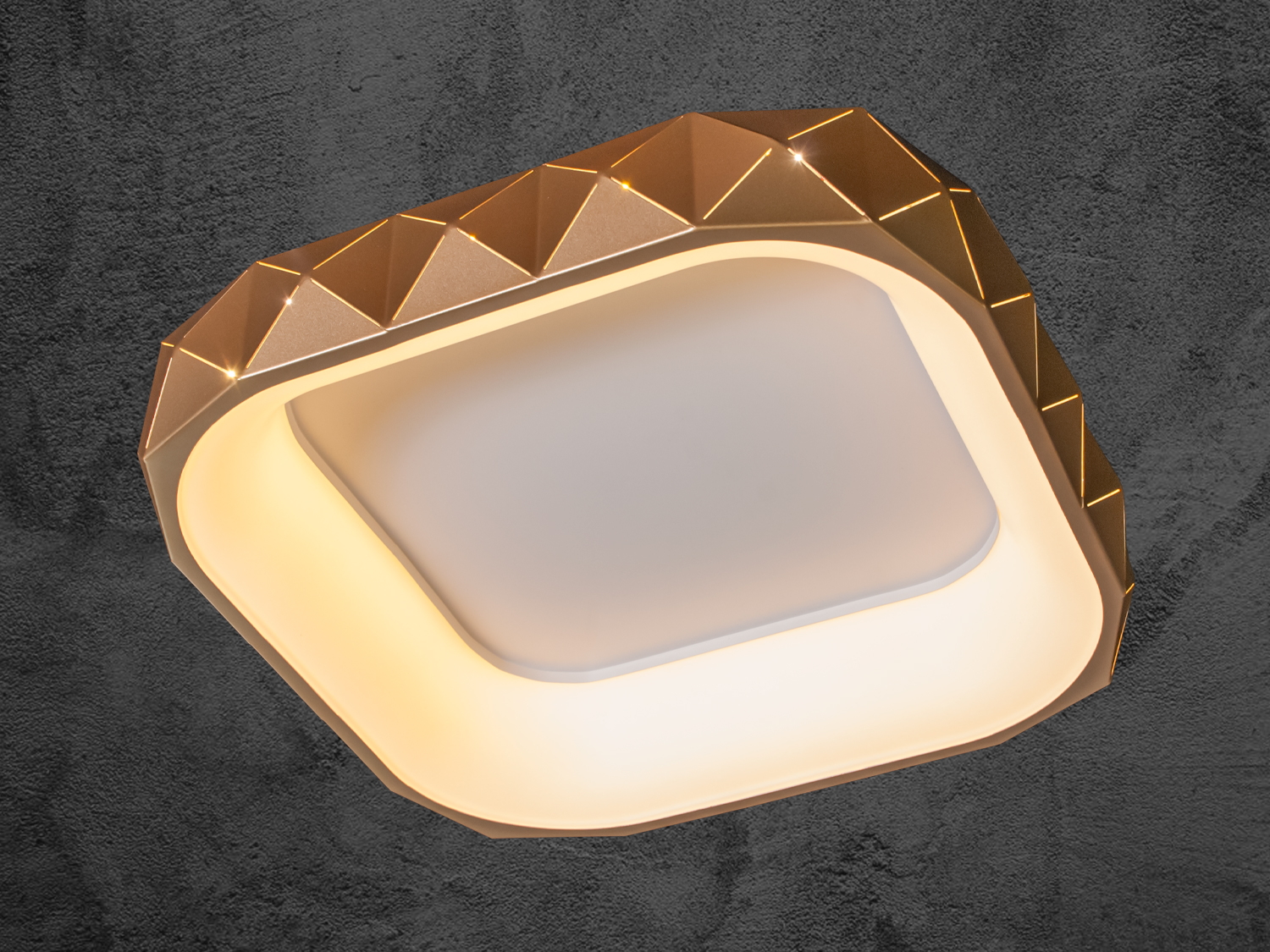 Стельовий світильник з теплим жовтим світлом і геометричним дизайном. Підходить для затишних приміщень.