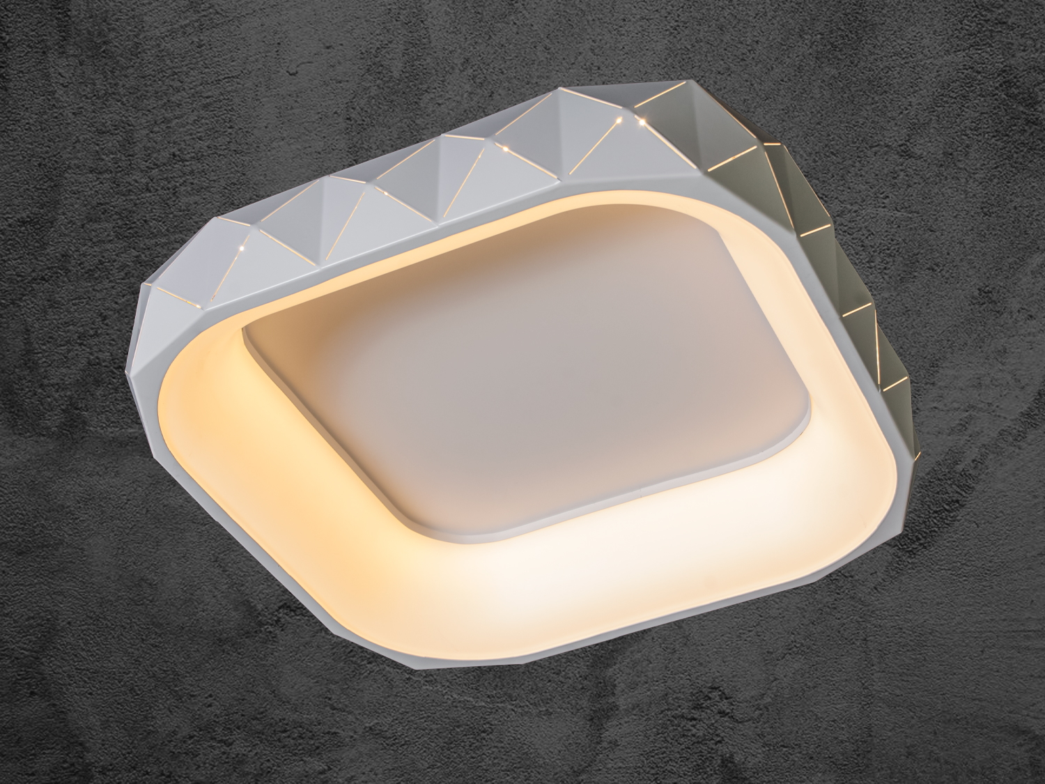 Стельовий світильник з теплим світлом, квадратної форми, з рельєфними краями, підходить для затишних житлових приміщень.