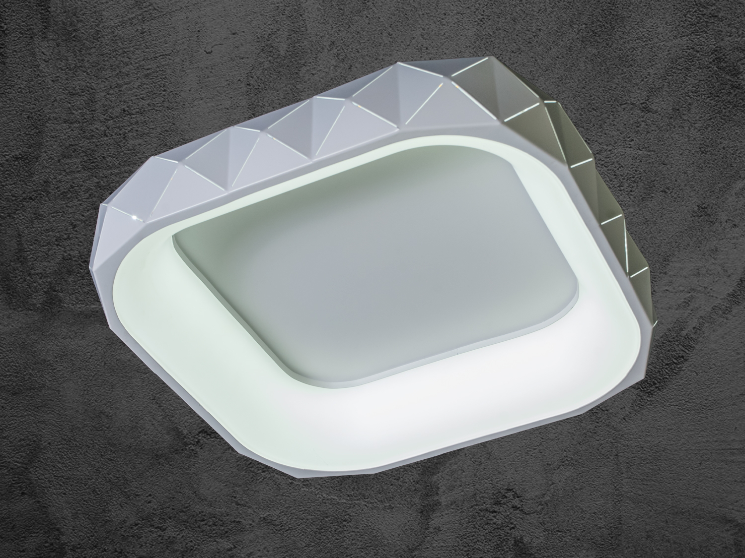 Світильник квадратної форми з м′яким білим світлом, має рельєфні краї, ідеальний для офісних приміщень.