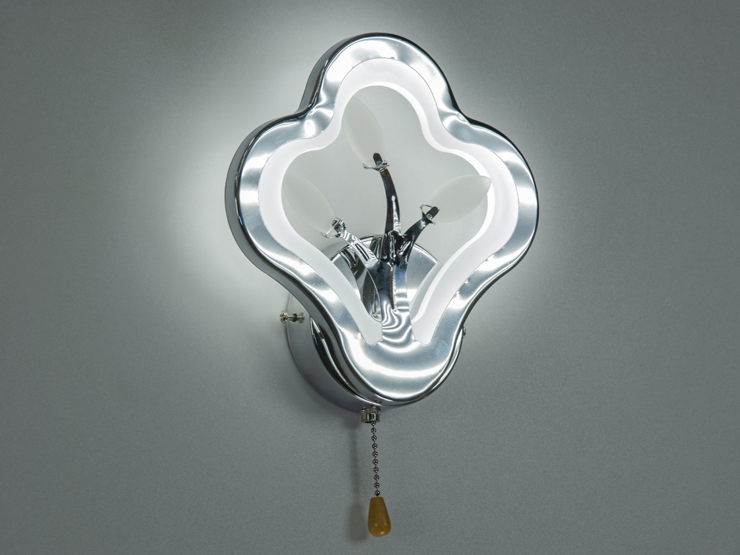 Оригінальне світлодіодне бра 12 Вт з хромованим покриттям. Регульована колірна температура для різних настроїв. Ідеальне для сучасних інтер’єрів.