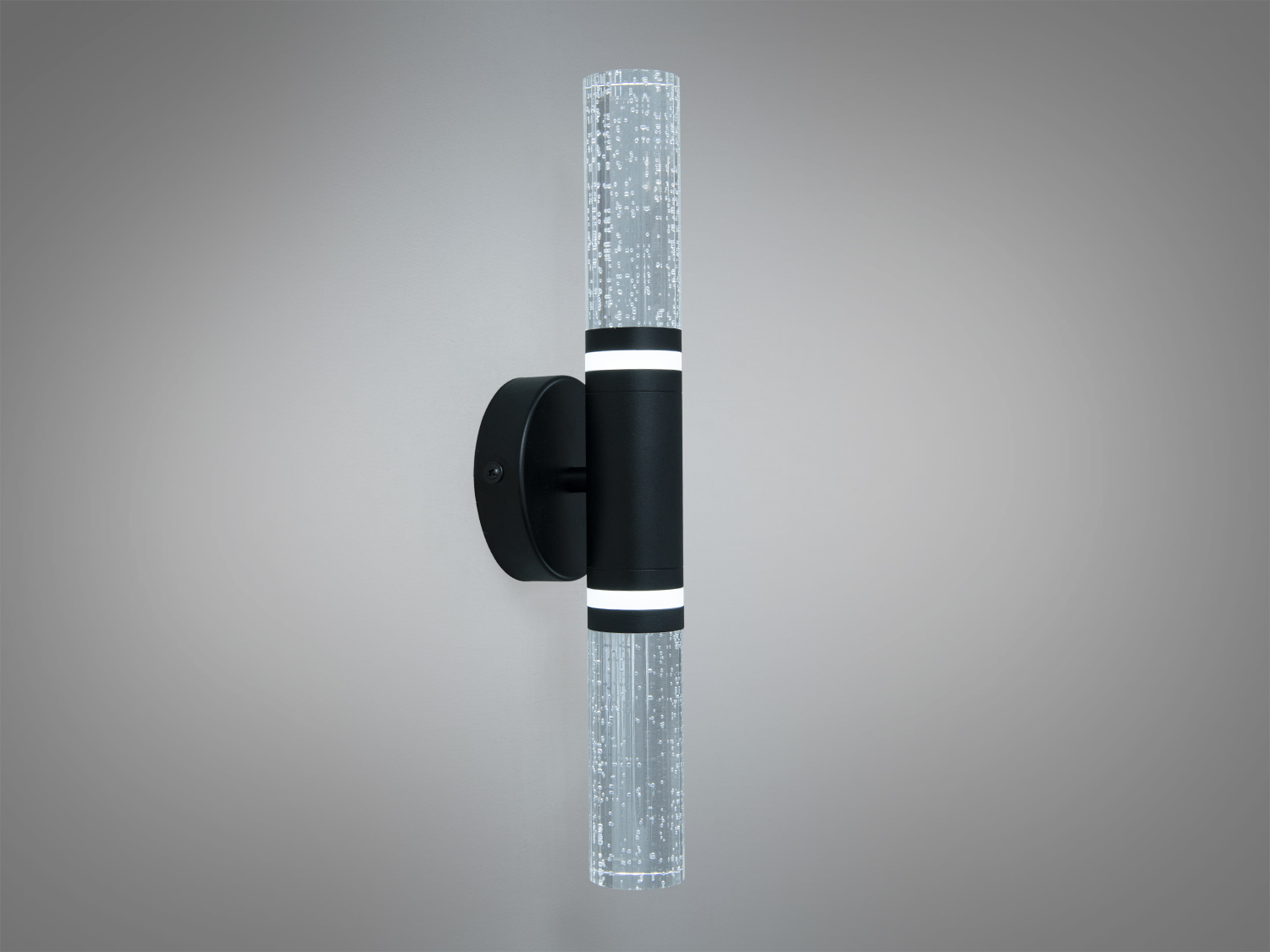 Світильник з вертикальним монтажем, циліндричні плафони з бульбашками. Чорний корпус, ідеальний для ванних кімнат.