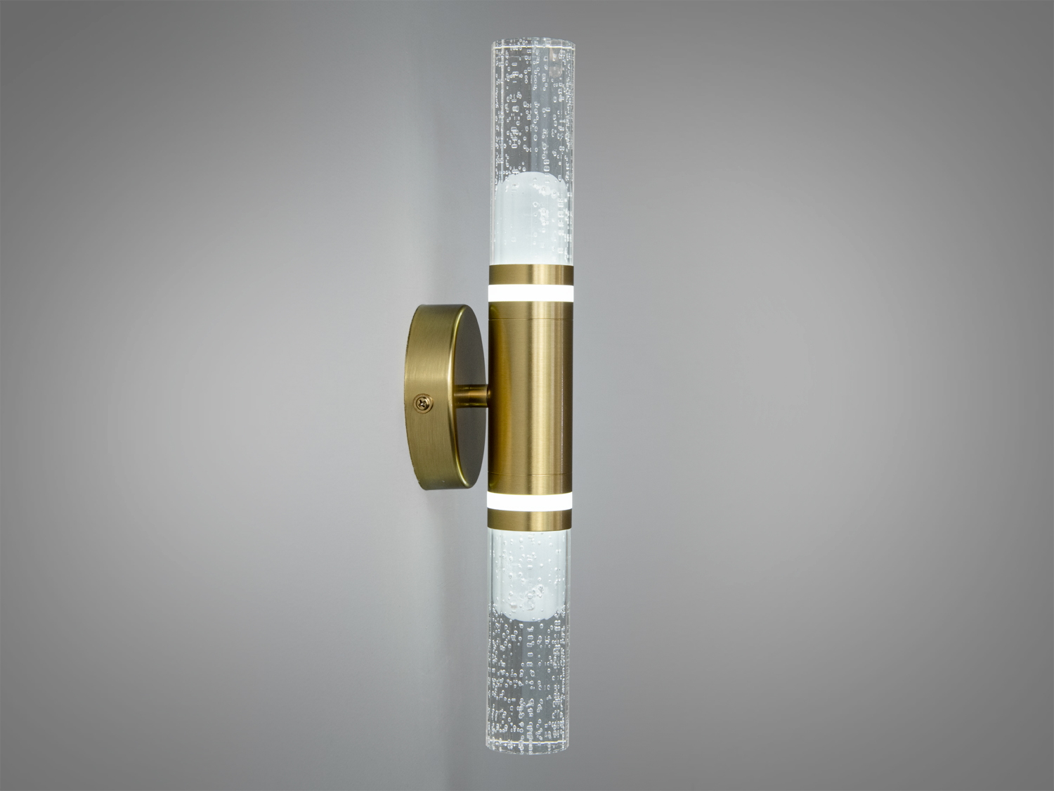Бічний вигляд настінного світильника з циліндричним скляним плафоном, прикрашеним бульбашками, та металевим кріпленням золотого кольору.