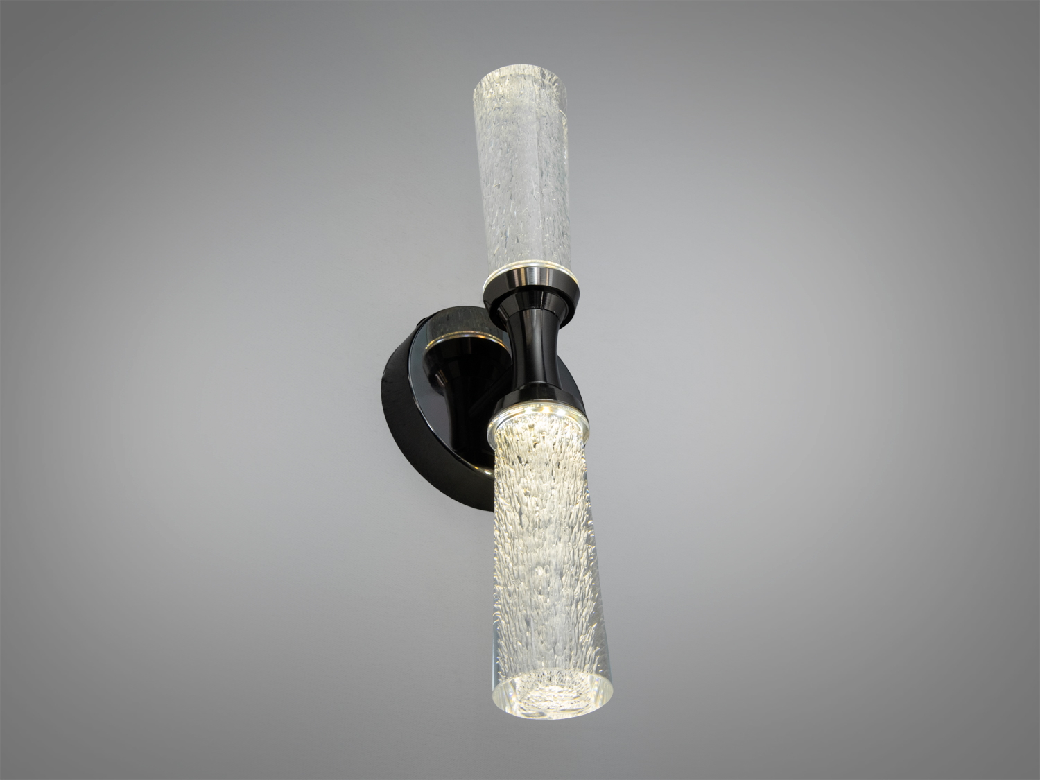 Настінний світильник з прозорими циліндричними плафонами, що створюють м′яке освітлення. Ідеально підходить для ванних кімнат або коридорів.