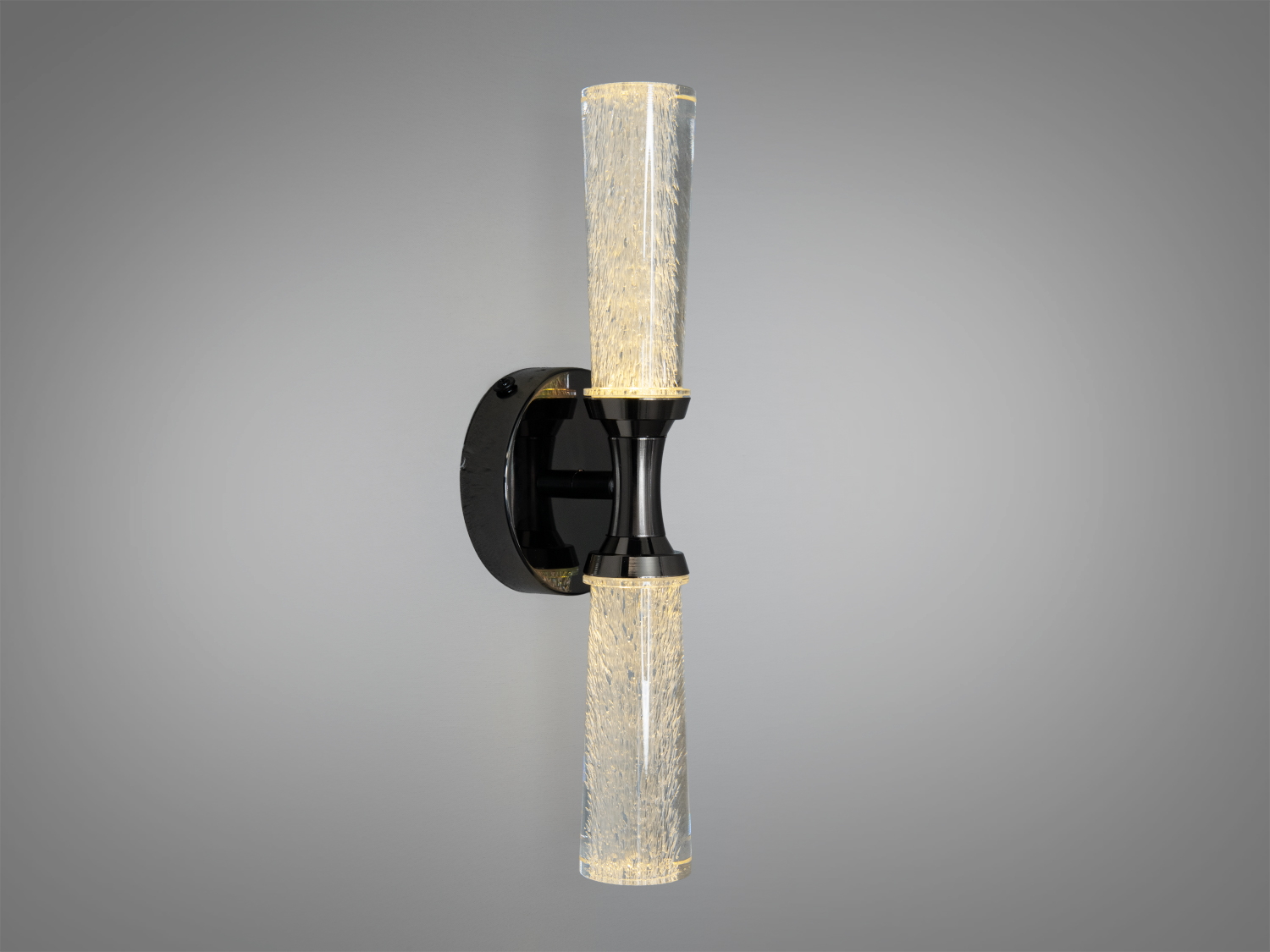 Настінний світильник з вертикальним монтажем і двома скляними плафонами. Підходить для освітлення вітальні або спальні.