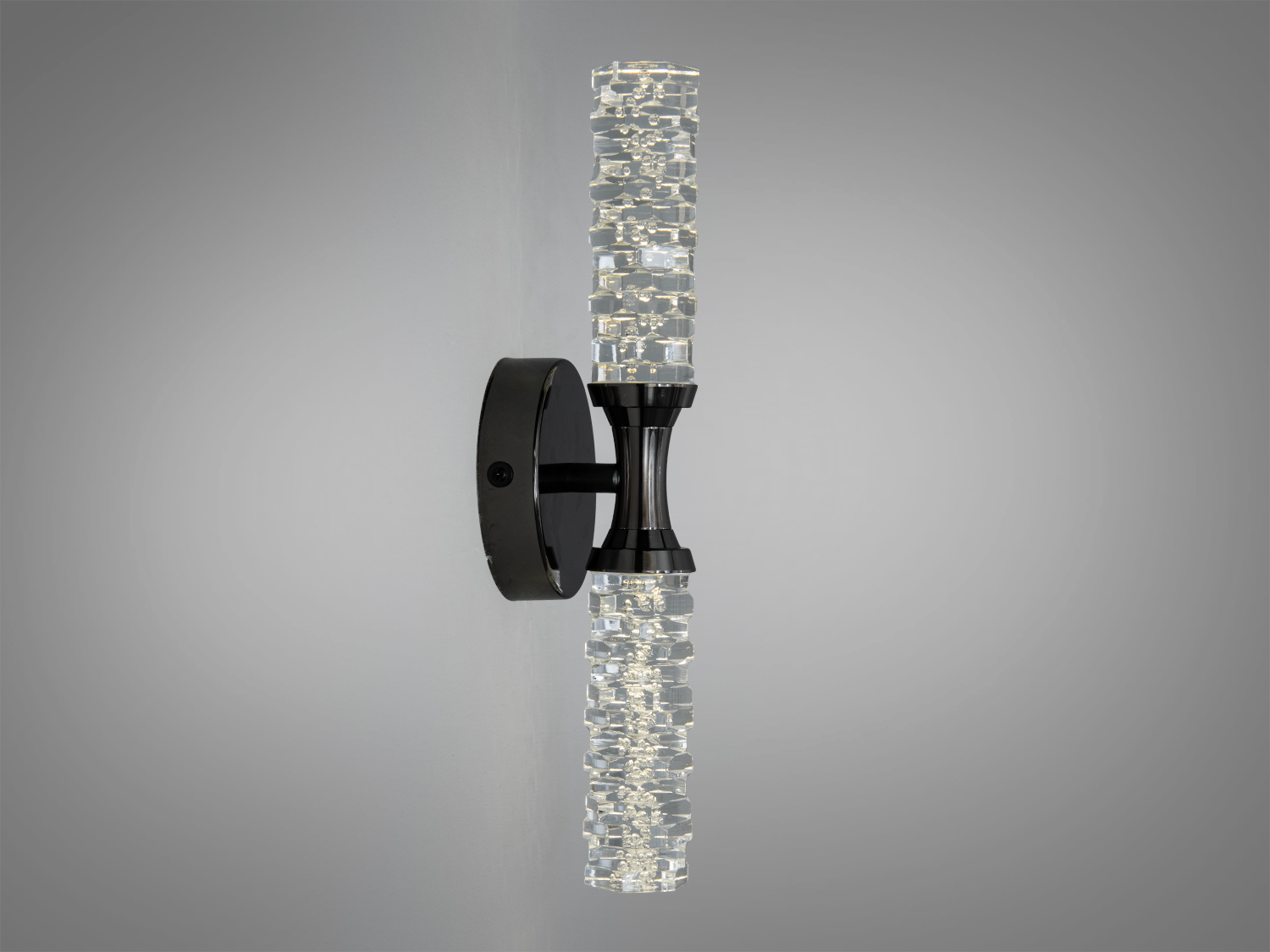 Світильник із вертикальним розміщенням, має круглу основу та прозорі елементи. Ідеальний для ванних кімнат.