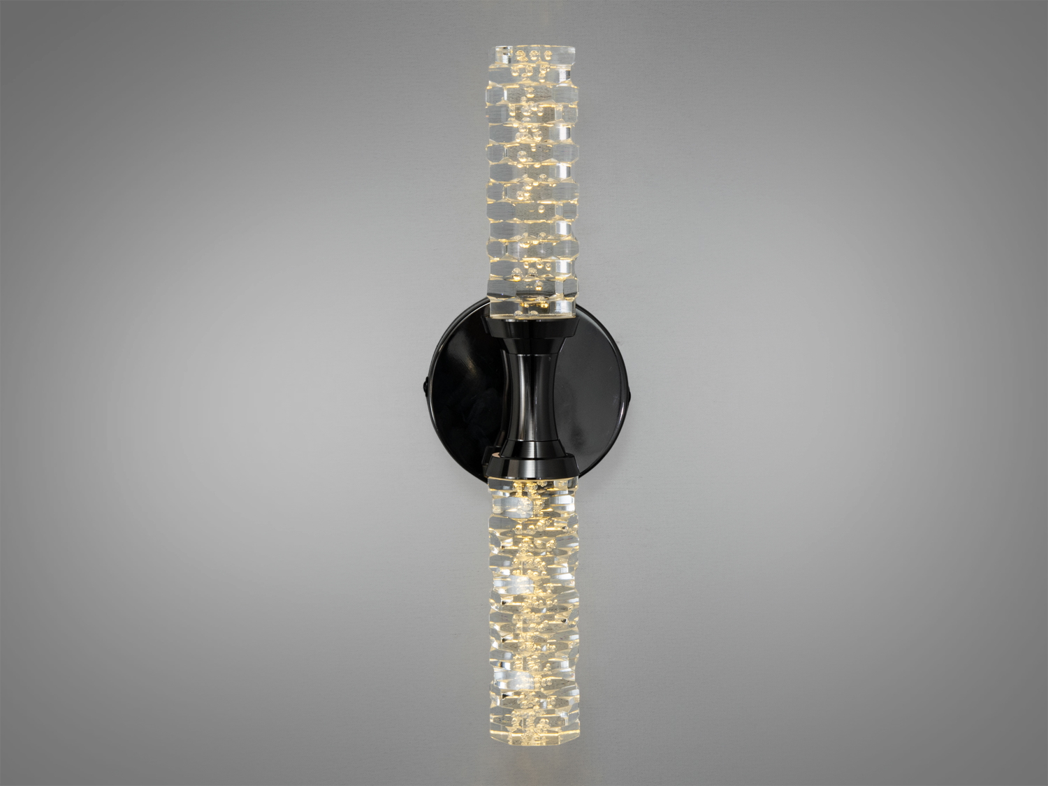 Декоративний світильник з акцентом на прозорі скляні деталі, підходить для монтажу на стіну. Використовується в коридорах.