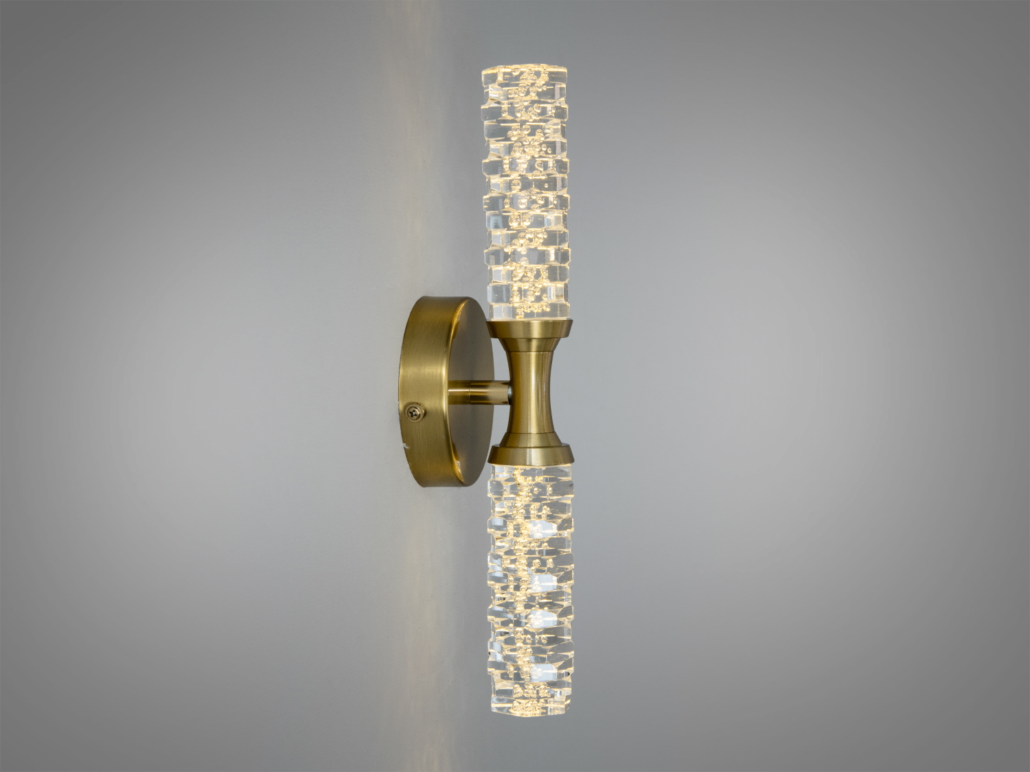 Світильник з латунною основою, двостороннє світло. Ідеальний для коридорів, підкреслює елегантність інтер’єру.