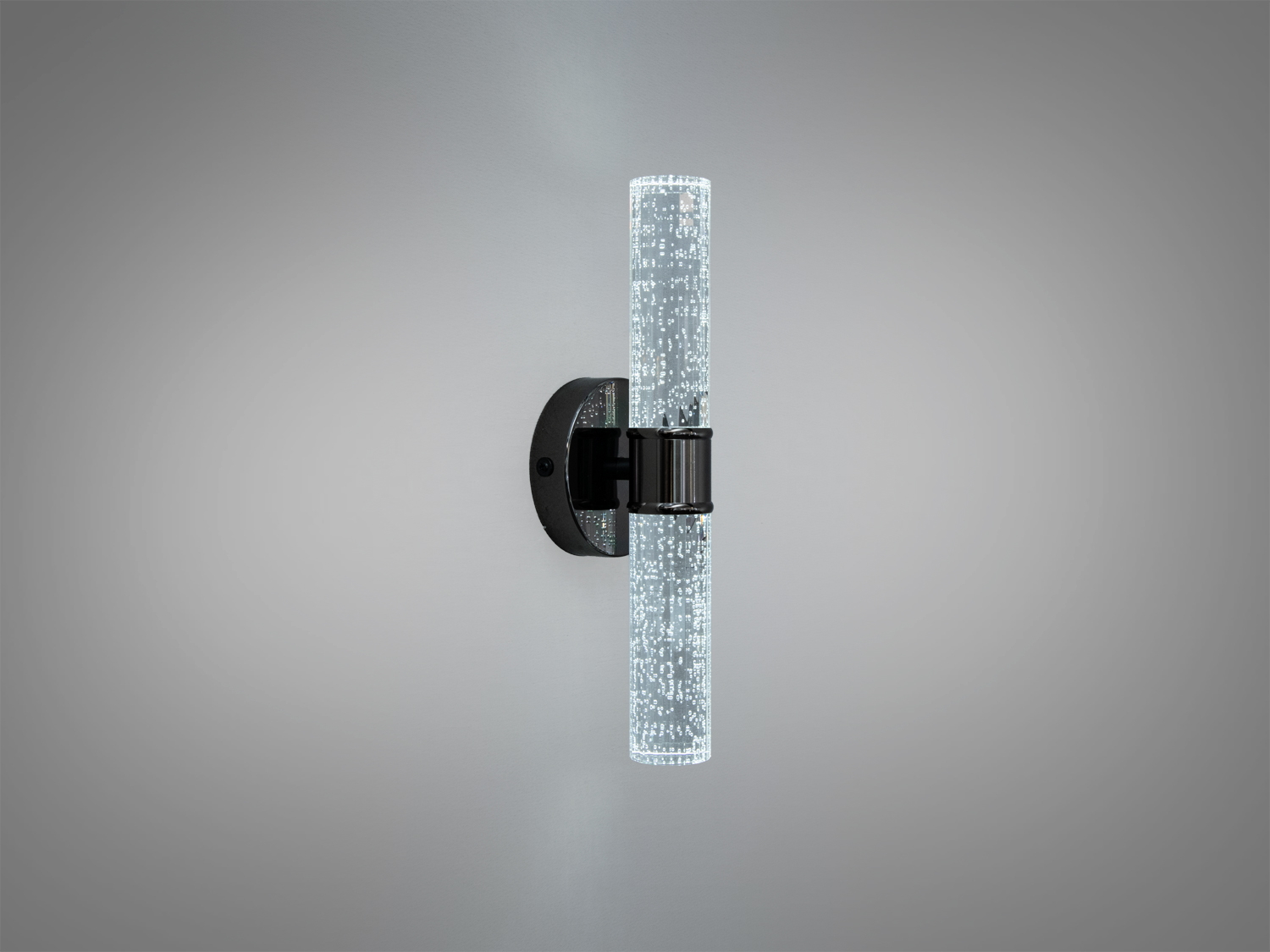 Стильний світильник з вертикальним циліндричним дизайном та бульбашками всередині. Кріплення на стіні забезпечує рівномірне освітлення приміщення.