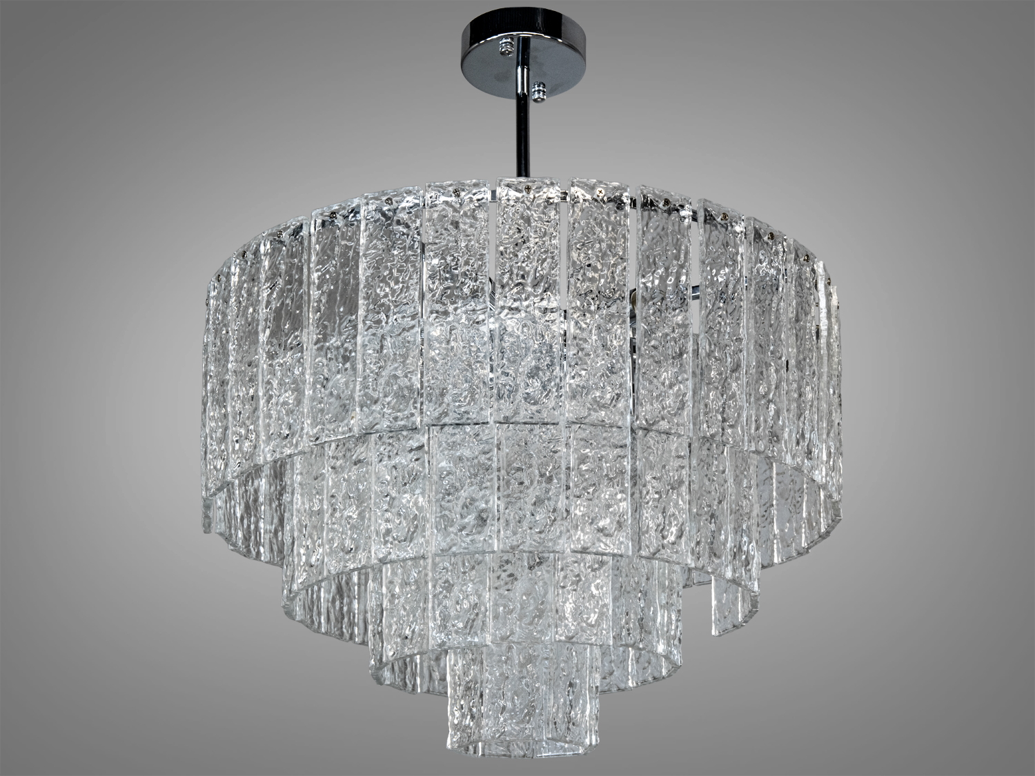 Люстра з прозорого скла з хромованими деталями. Підвісний монтаж, підходить для просторих приміщень, забезпечуючи рівномірне освітлення.